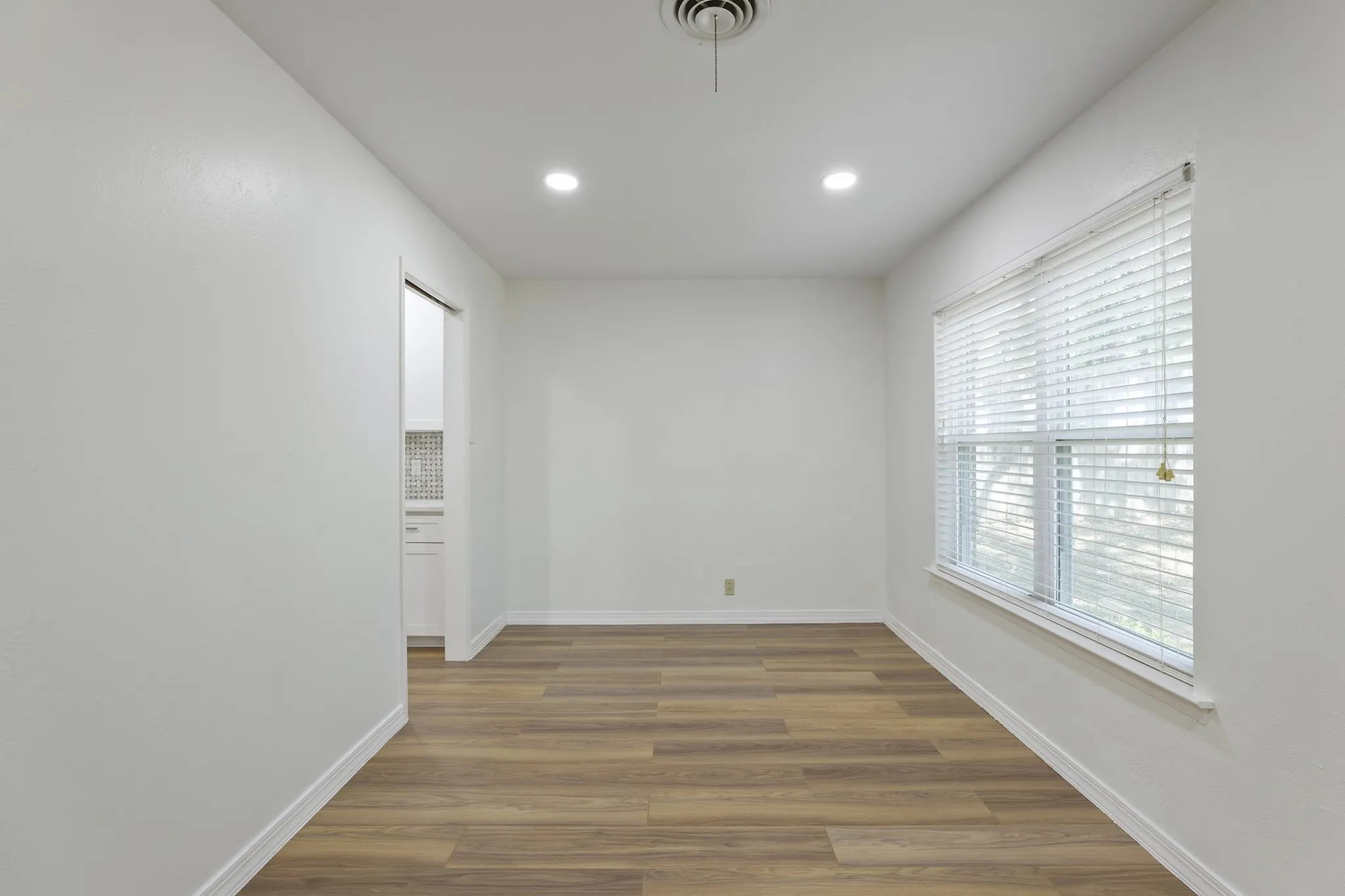 Single Family Residence For Sale in Tarrant County , 624 Hillview Drive, Hurst, Texas 76054, 3 Bedroom, 2 Bathroom, 2 Garage spaces, 2,084 Sqft, built in 1956, mls#21335773, Real Estate Agent in Hurst, Homes For Sale in Tarrant county, Homes For Sale in Hurst, Realtor in Hurst Texas, Real Estate Brokerage Independent Realty Texas, Luminita Cordes Realtor