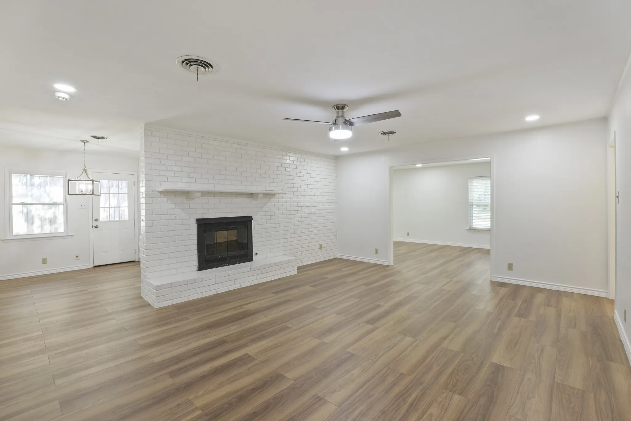 Single Family Residence For Sale in Tarrant County , 624 Hillview Drive, Hurst, Texas 76054, 3 Bedroom, 2 Bathroom, 2 Garage spaces, 2,084 Sqft, built in 1956, mls#21335773, Real Estate Agent in Hurst, Homes For Sale in Tarrant county, Homes For Sale in Hurst, Realtor in Hurst Texas, Real Estate Brokerage Independent Realty Texas, Luminita Cordes Realtor