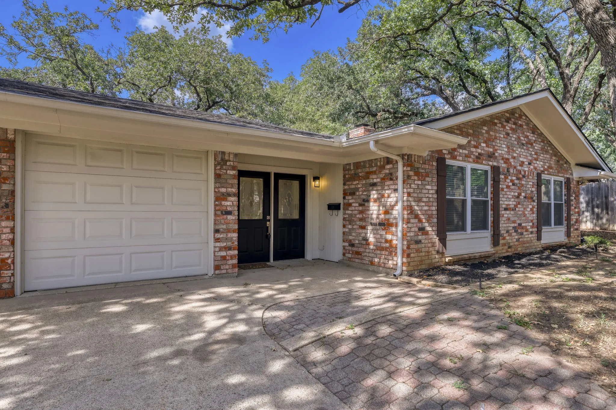 Single Family Residence For Sale in Tarrant County , 624 Hillview Drive, Hurst, Texas 76054, 3 Bedroom, 2 Bathroom, 2 Garage spaces, 2,084 Sqft, built in 1956, mls#21335773, Real Estate Agent in Hurst, Homes For Sale in Tarrant county, Homes For Sale in Hurst, Realtor in Hurst Texas, Real Estate Brokerage Independent Realty Texas, Luminita Cordes Realtor