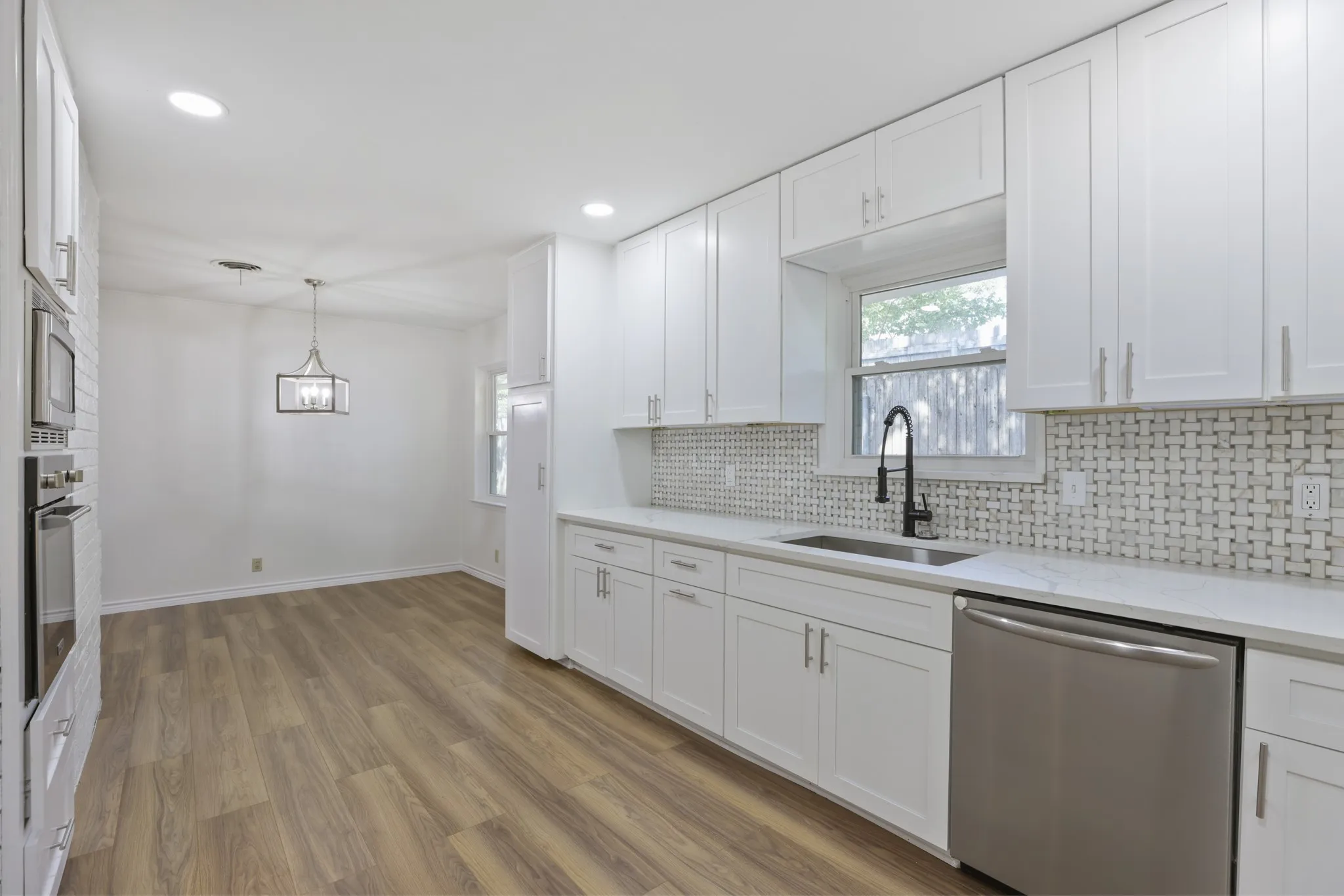 Single Family Residence For Sale in Tarrant County , 624 Hillview Drive, Hurst, Texas 76054, 3 Bedroom, 2 Bathroom, 2 Garage spaces, 2,084 Sqft, built in 1956, mls#21335773, Real Estate Agent in Hurst, Homes For Sale in Tarrant county, Homes For Sale in Hurst, Realtor in Hurst Texas, Real Estate Brokerage Independent Realty Texas, Luminita Cordes Realtor