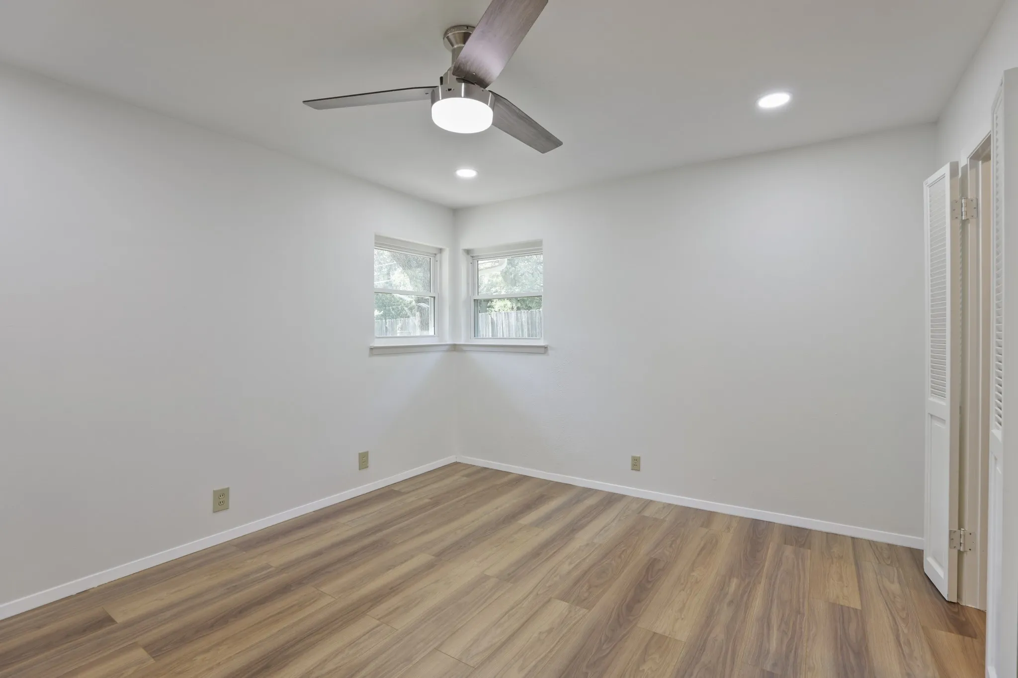 Single Family Residence For Sale in Tarrant County , 624 Hillview Drive, Hurst, Texas 76054, 3 Bedroom, 2 Bathroom, 2 Garage spaces, 2,084 Sqft, built in 1956, mls#21335773, Real Estate Agent in Hurst, Homes For Sale in Tarrant county, Homes For Sale in Hurst, Realtor in Hurst Texas, Real Estate Brokerage Independent Realty Texas, Luminita Cordes Realtor