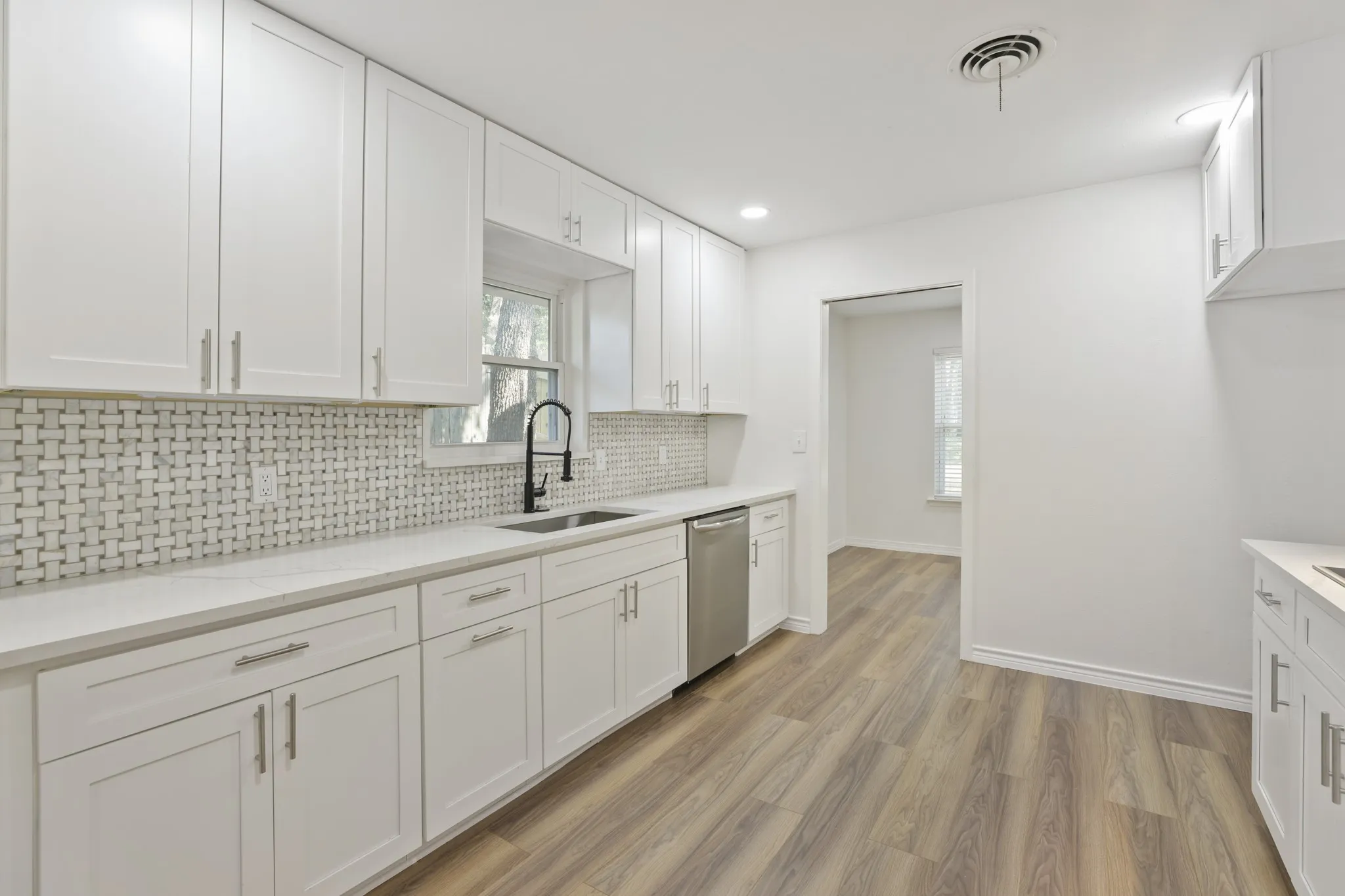 Single Family Residence For Sale in Tarrant County , 624 Hillview Drive, Hurst, Texas 76054, 3 Bedroom, 2 Bathroom, 2 Garage spaces, 2,084 Sqft, built in 1956, mls#21335773, Real Estate Agent in Hurst, Homes For Sale in Tarrant county, Homes For Sale in Hurst, Realtor in Hurst Texas, Real Estate Brokerage Independent Realty Texas, Luminita Cordes Realtor