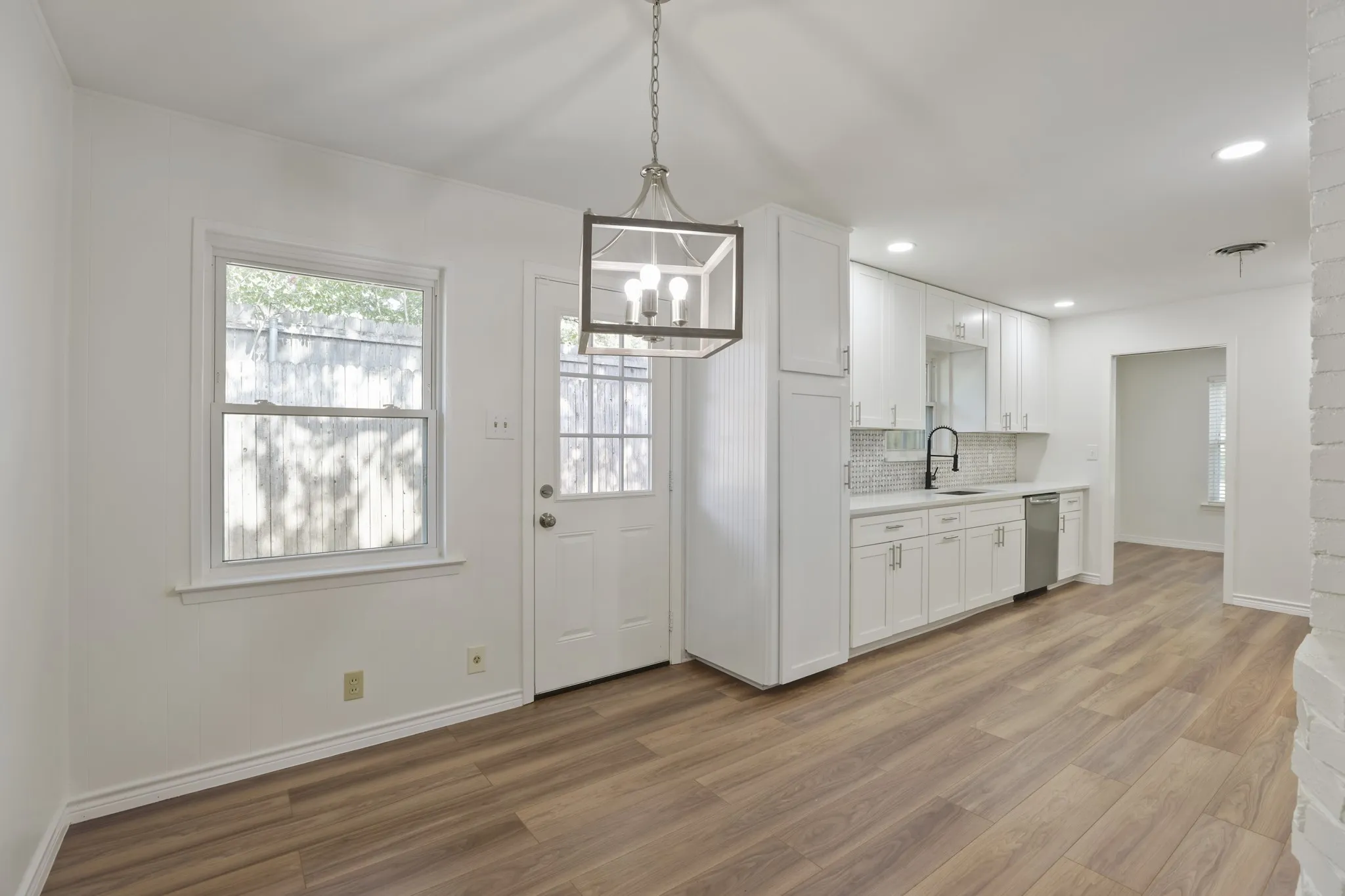 Single Family Residence For Sale in Tarrant County , 624 Hillview Drive, Hurst, Texas 76054, 3 Bedroom, 2 Bathroom, 2 Garage spaces, 2,084 Sqft, built in 1956, mls#21335773, Real Estate Agent in Hurst, Homes For Sale in Tarrant county, Homes For Sale in Hurst, Realtor in Hurst Texas, Real Estate Brokerage Independent Realty Texas, Luminita Cordes Realtor