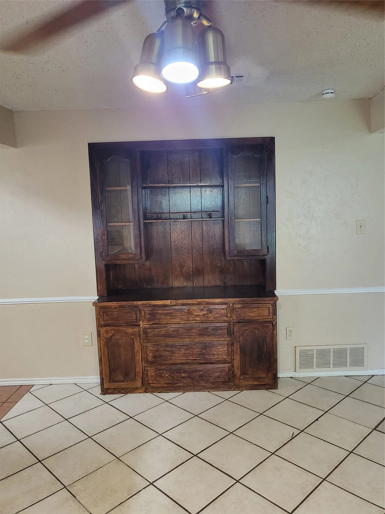 Single Family Residence For Rent in Tarrant County , 4200 Pyracantha Drive, Arlington, Texas 76017, 3 Bedroom, 2 Bathroom, 2 Garage spaces, 2,128 Sqft, built in 1979, mls#21339398, Real Estate Agent in Arlington, Homes For Rent in Tarrant county, Homes For Rent in Arlington, Realtor in Arlington Texas, Real Estate Brokerage Independent Realty Texas, Luminita Cordes Realtor