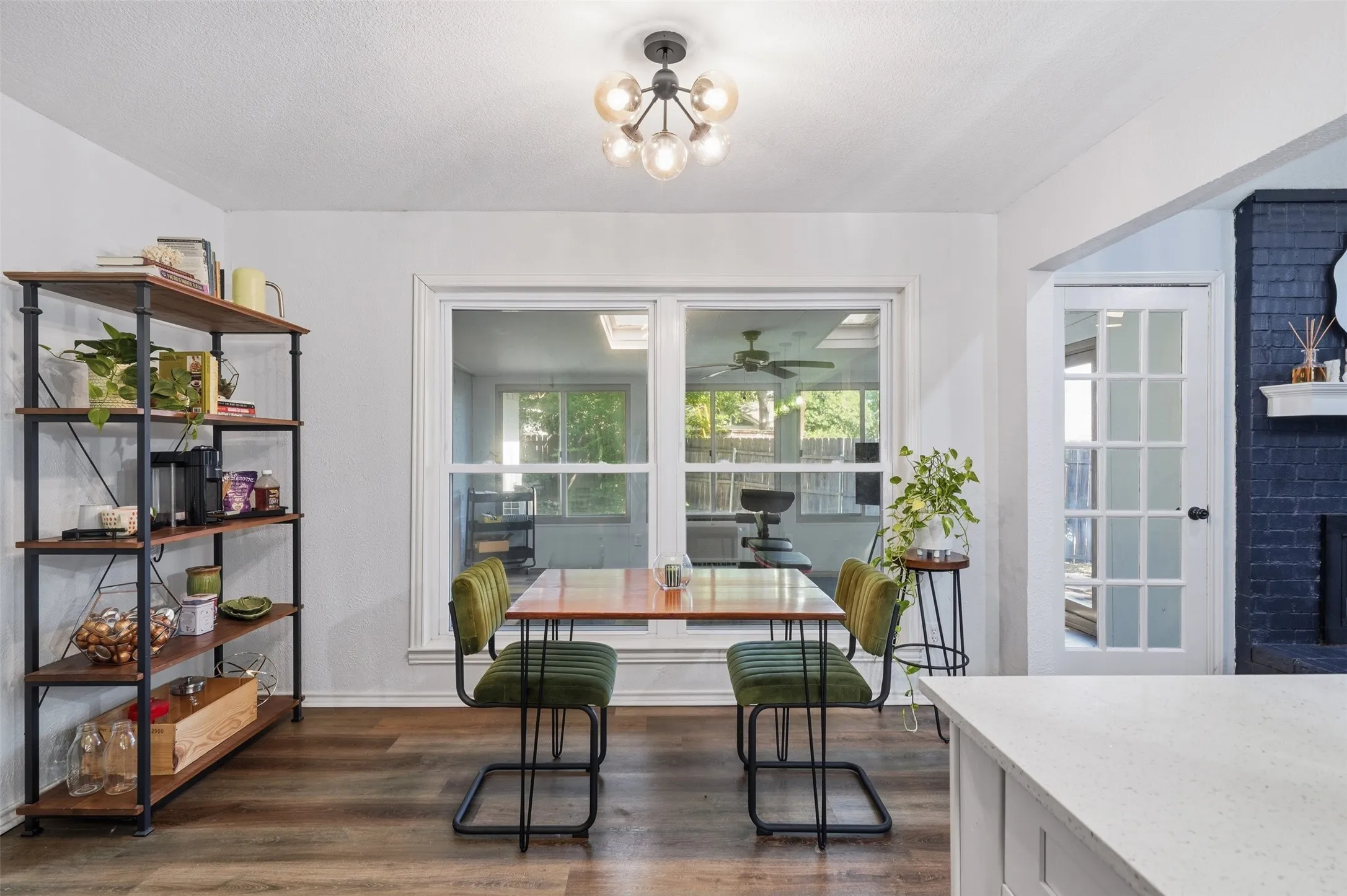 Eat-in dining/breakfast area