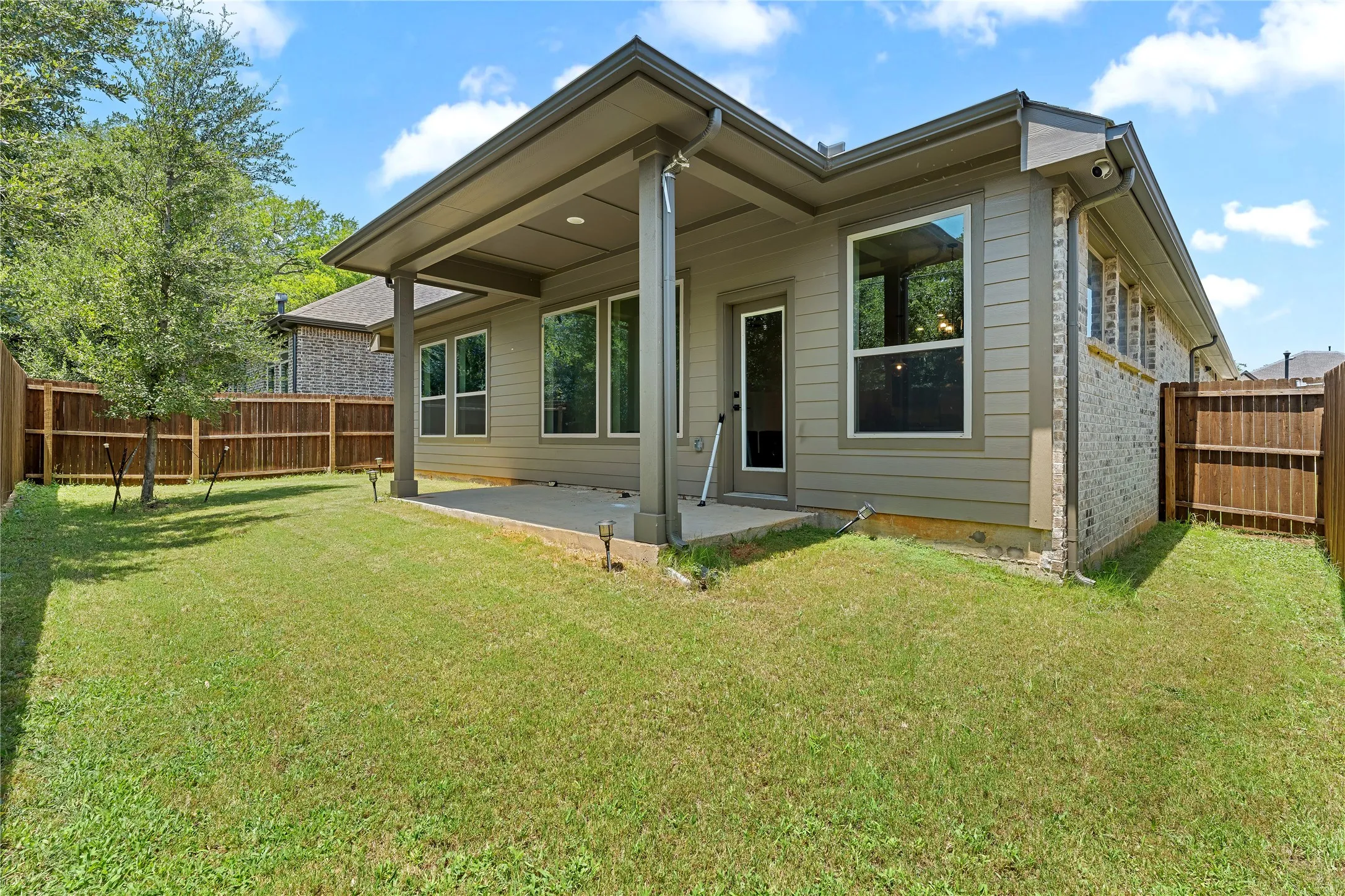 Single Family Residence For Sale in Tarrant County , 8608 Spindletop Drive, Fort Worth, Texas 76120, 3 Bedroom, 2 Bathroom, 2 Garage spaces, 1,893 Sqft, built in 2023, mls#21336064, Real Estate Agent in Fort Worth, Homes For Sale in Tarrant county, Homes For Sale in Fort Worth, Realtor in Fort Worth Texas, Real Estate Brokerage Independent Realty Texas, Luminita Cordes Realtor