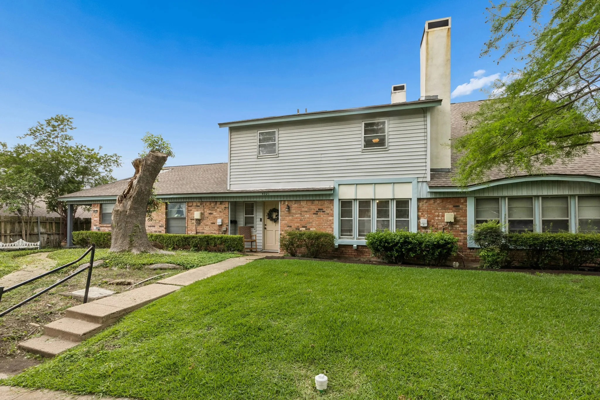 Townhouse For Sale in Dallas County , 4921 Rollingwood Court, Garland, Texas 75043, 2 Bedroom, 3 Bathroom, Garage spaces, 1,622 Sqft, built in 1973, mls#21323702, Real Estate Agent in Garland, Homes For Sale in Dallas county, Homes For Sale in Garland, Realtor in Garland Texas, Real Estate Brokerage Independent Realty Texas, Luminita Cordes Realtor