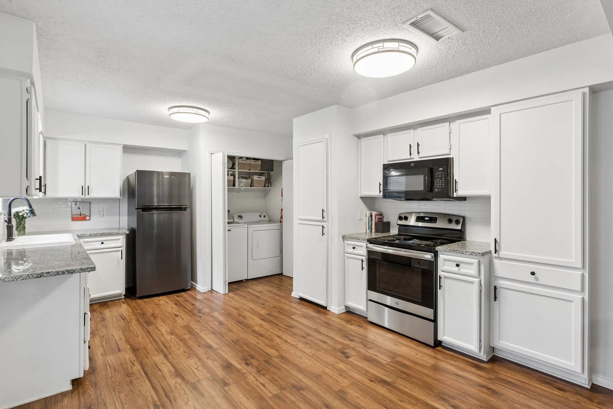 Townhouse For Sale in Dallas County , 4921 Rollingwood Court, Garland, Texas 75043, 2 Bedroom, 3 Bathroom, Garage spaces, 1,622 Sqft, built in 1973, mls#21323702, Real Estate Agent in Garland, Homes For Sale in Dallas county, Homes For Sale in Garland, Realtor in Garland Texas, Real Estate Brokerage Independent Realty Texas, Luminita Cordes Realtor
