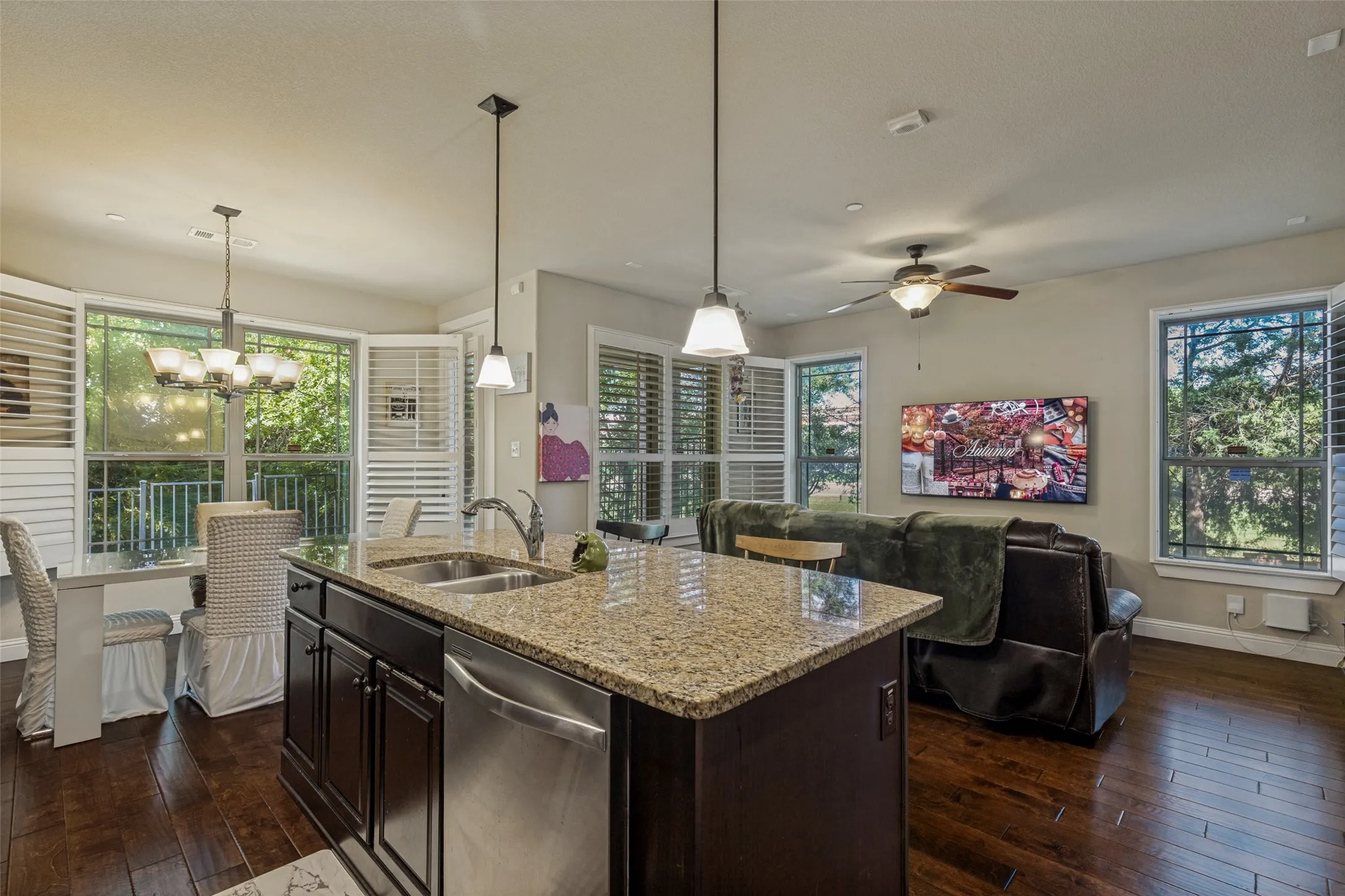 Townhouse For Sale in Tarrant County , 1017 Brook Hollow Drive, Euless, Texas 76039, 3 Bedroom, 3 Bathroom, 2 Garage spaces, 1,863 Sqft, built in 2014, mls#21337673, Real Estate Agent in Euless, Homes For Sale in Tarrant county, Homes For Sale in Euless, Realtor in Euless Texas, Real Estate Brokerage Independent Realty Texas, Luminita Cordes Realtor