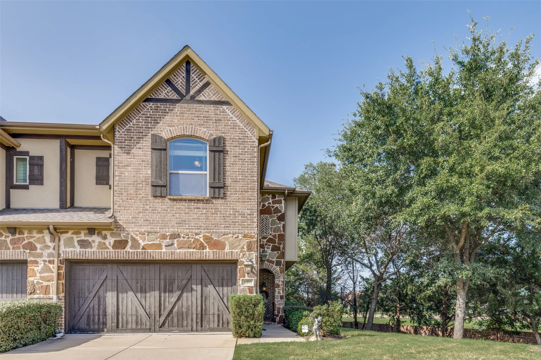 Townhouse For Sale in Tarrant County , 1017 Brook Hollow Drive, Euless, Texas 76039, 3 Bedroom, 3 Bathroom, 2 Garage spaces, 1,863 Sqft, built in 2014, mls#21337673, Real Estate Agent in Euless, Homes For Sale in Tarrant county, Homes For Sale in Euless, Realtor in Euless Texas, Real Estate Brokerage Independent Realty Texas, Luminita Cordes Realtor