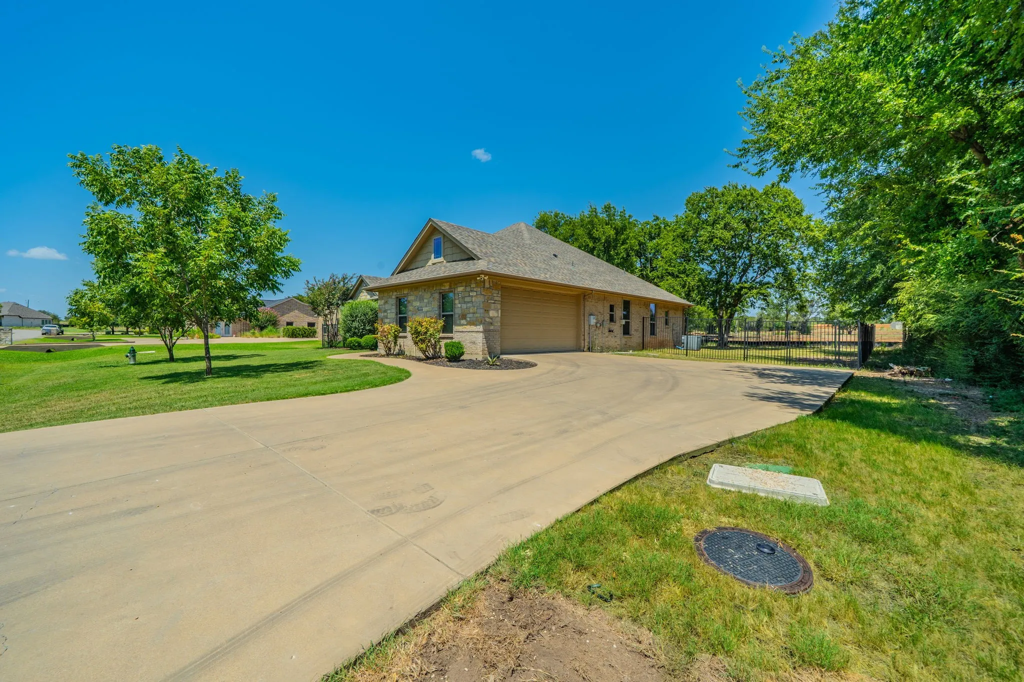 Single Family Residence For Sale in Hood County , 1812 Rockview Drive, Granbury, Texas 76049, 4 Bedroom, 2 Bathroom, 2 Garage spaces, 2,046 Sqft, built in 2014, mls#21335721, Real Estate Agent in Granbury, Homes For Sale in Hood county, Homes For Sale in Granbury, Realtor in Granbury Texas, Real Estate Brokerage Independent Realty Texas, Luminita Cordes Realtor