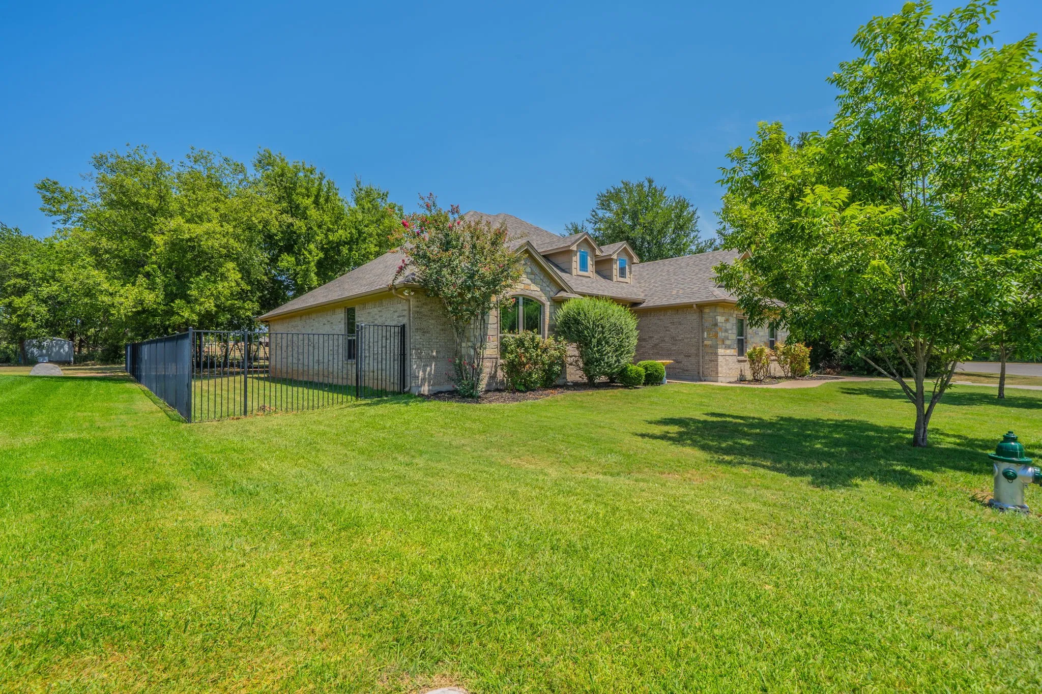 Single Family Residence For Sale in Hood County , 1812 Rockview Drive, Granbury, Texas 76049, 4 Bedroom, 2 Bathroom, 2 Garage spaces, 2,046 Sqft, built in 2014, mls#21335721, Real Estate Agent in Granbury, Homes For Sale in Hood county, Homes For Sale in Granbury, Realtor in Granbury Texas, Real Estate Brokerage Independent Realty Texas, Luminita Cordes Realtor