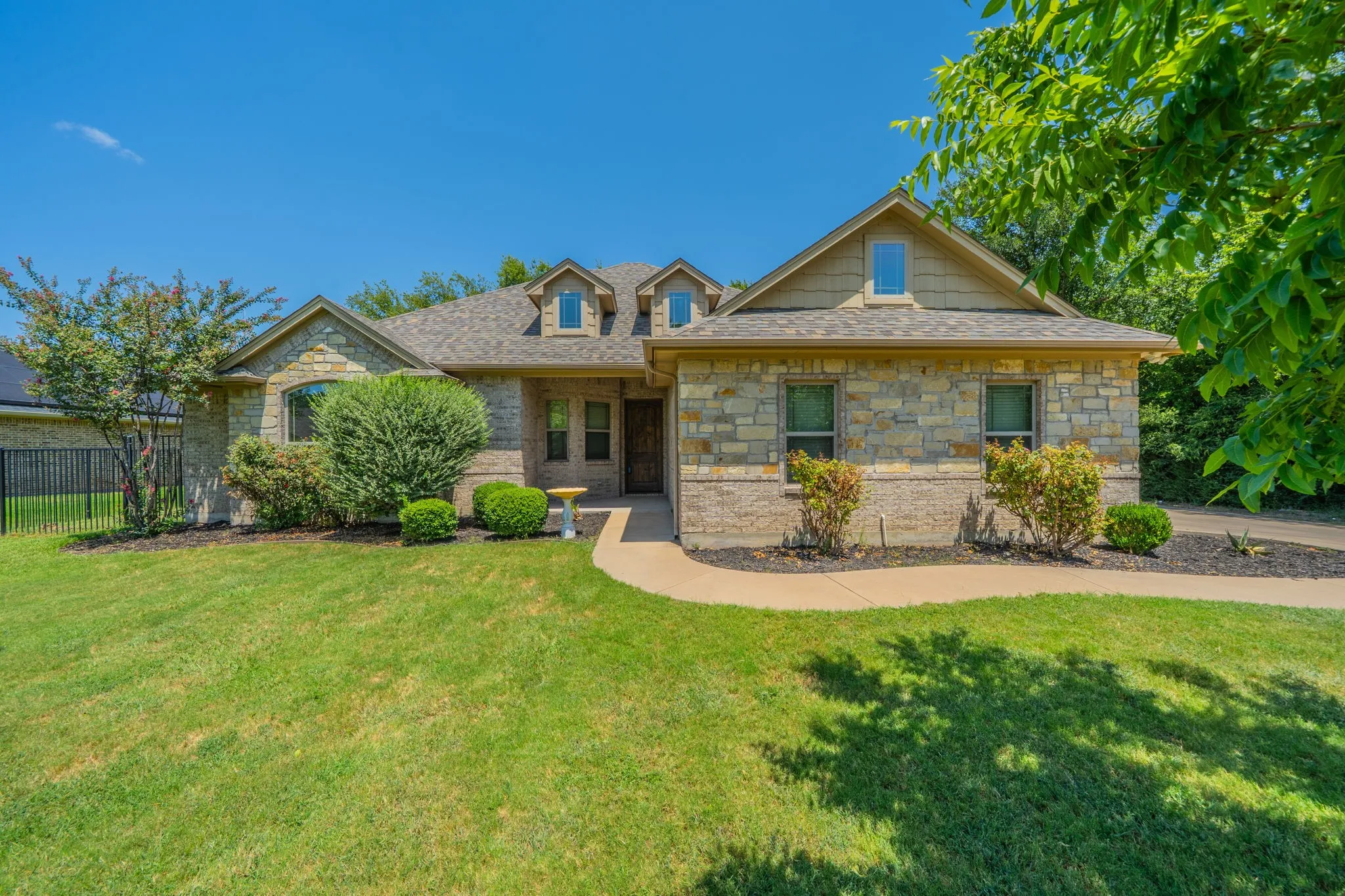 Single Family Residence For Sale in Hood County , 1812 Rockview Drive, Granbury, Texas 76049, 4 Bedroom, 2 Bathroom, 2 Garage spaces, 2,046 Sqft, built in 2014, mls#21335721, Real Estate Agent in Granbury, Homes For Sale in Hood county, Homes For Sale in Granbury, Realtor in Granbury Texas, Real Estate Brokerage Independent Realty Texas, Luminita Cordes Realtor