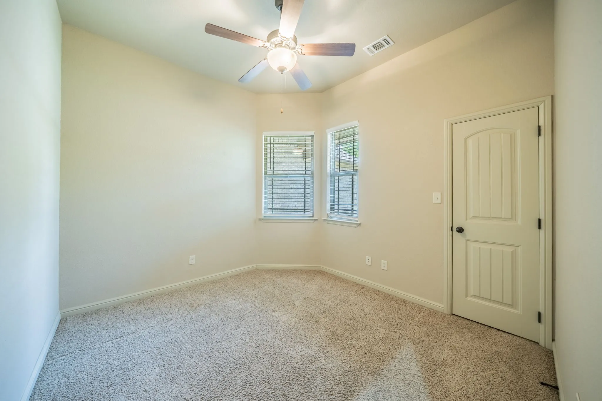 Single Family Residence For Sale in Hood County , 1812 Rockview Drive, Granbury, Texas 76049, 4 Bedroom, 2 Bathroom, 2 Garage spaces, 2,046 Sqft, built in 2014, mls#21335721, Real Estate Agent in Granbury, Homes For Sale in Hood county, Homes For Sale in Granbury, Realtor in Granbury Texas, Real Estate Brokerage Independent Realty Texas, Luminita Cordes Realtor