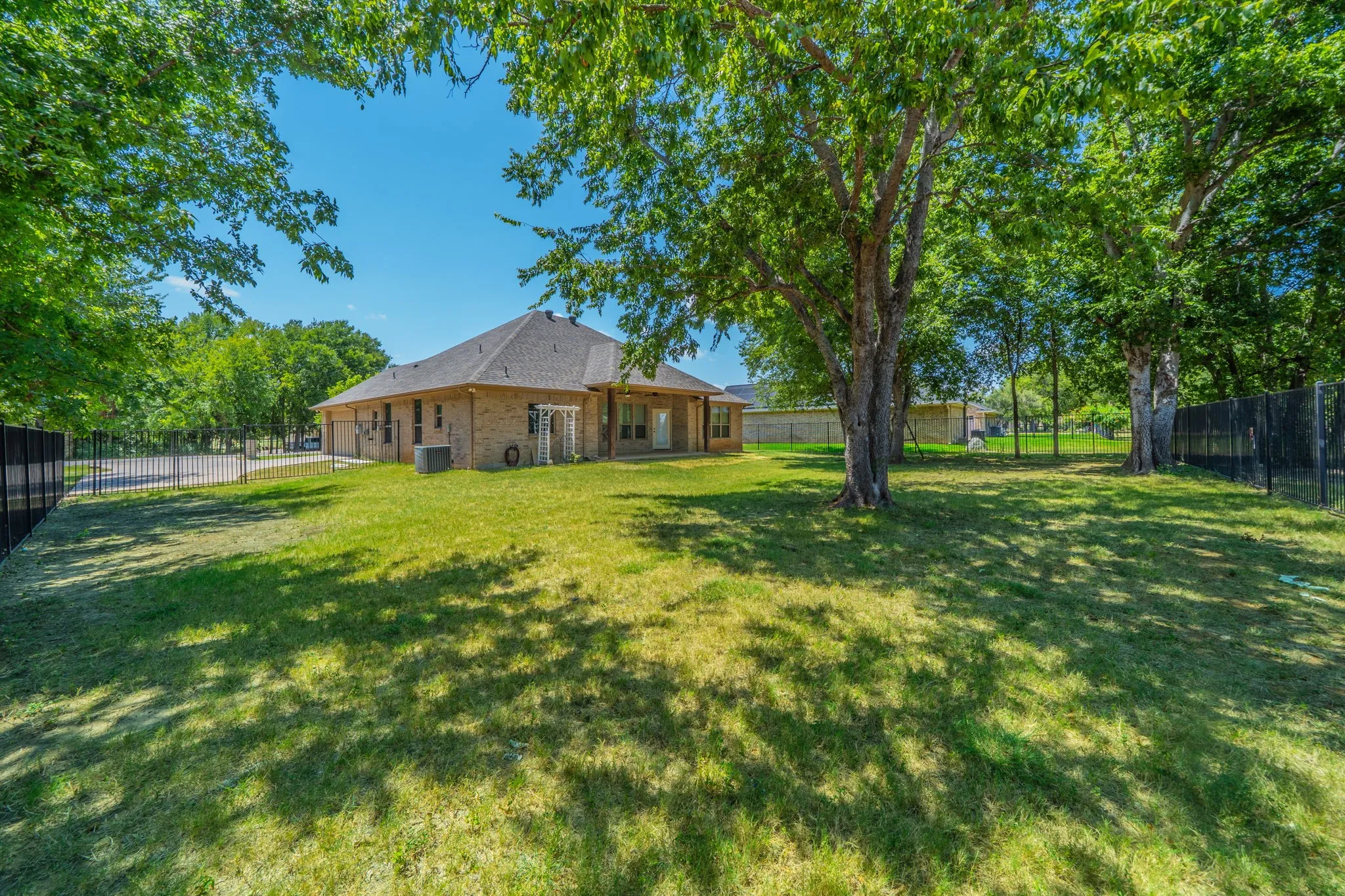 Single Family Residence For Sale in Hood County , 1812 Rockview Drive, Granbury, Texas 76049, 4 Bedroom, 2 Bathroom, 2 Garage spaces, 2,046 Sqft, built in 2014, mls#21335721, Real Estate Agent in Granbury, Homes For Sale in Hood county, Homes For Sale in Granbury, Realtor in Granbury Texas, Real Estate Brokerage Independent Realty Texas, Luminita Cordes Realtor