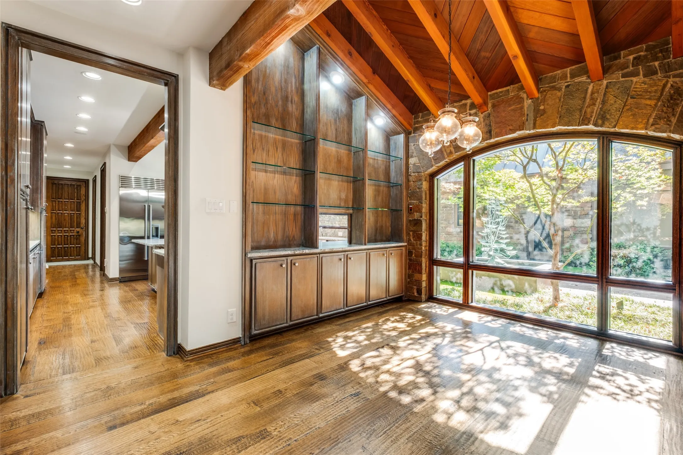Single Family Residence For Sale in Dallas County , 3848 Potomac Avenue, Highland Park, Texas 75205, 4 Bedroom, 5 Bathroom, 2 Garage spaces, 6,463 Sqft, built in 1979, mls#21339424, Real Estate Agent in Highland Park, Homes For Sale in Dallas county, Homes For Sale in Highland Park, Realtor in Highland Park Texas, Real Estate Brokerage Independent Realty Texas, Luminita Cordes Realtor