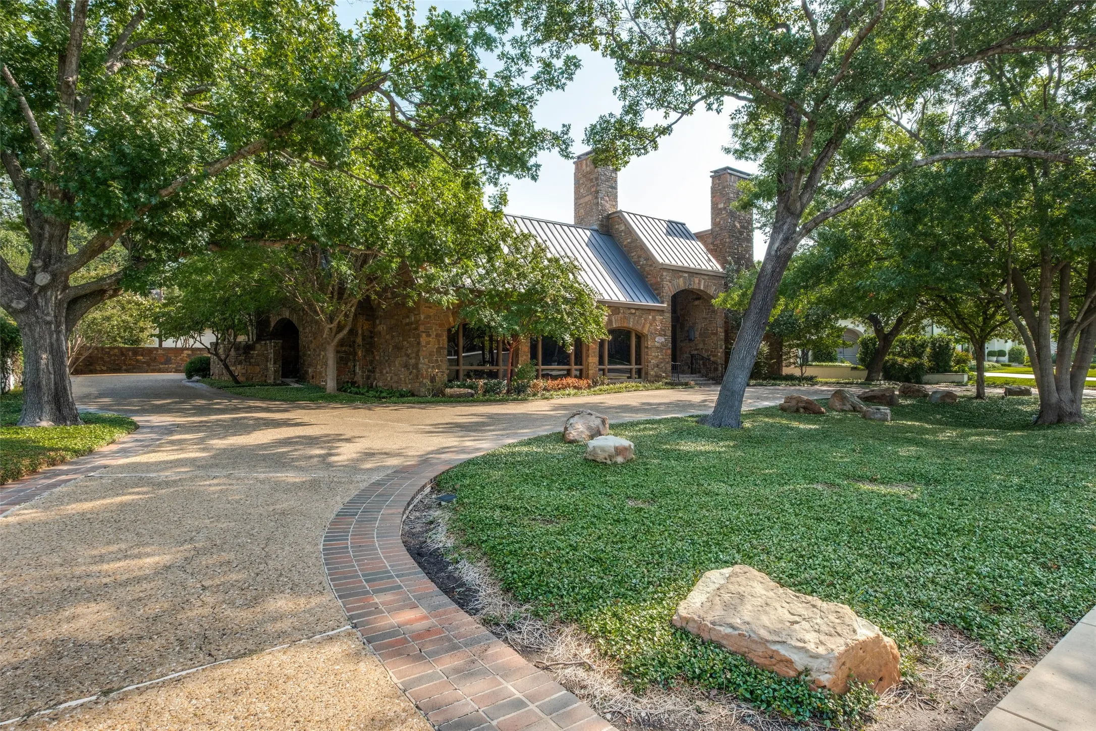 Single Family Residence For Sale in Dallas County , 3848 Potomac Avenue, Highland Park, Texas 75205, 4 Bedroom, 5 Bathroom, 2 Garage spaces, 6,463 Sqft, built in 1979, mls#21339424, Real Estate Agent in Highland Park, Homes For Sale in Dallas county, Homes For Sale in Highland Park, Realtor in Highland Park Texas, Real Estate Brokerage Independent Realty Texas, Luminita Cordes Realtor
