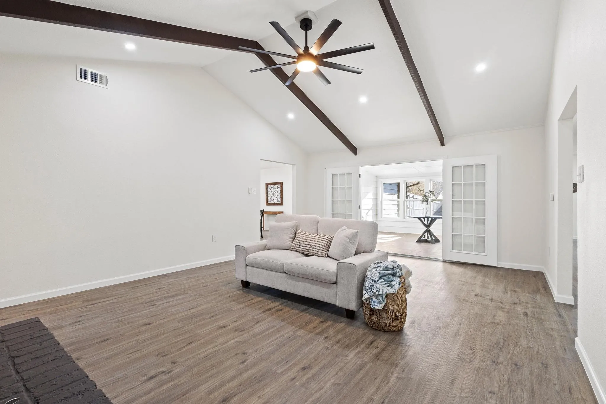 Single Family Residence For Sale in Grayson County , 321 Chisholm Trail, Sherman, Texas 75092, 4 Bedroom, 2 Bathroom, 2 Garage spaces, 2,216 Sqft, built in 1966, mls#21331420, Real Estate Agent in Sherman, Homes For Sale in Grayson county, Homes For Sale in Sherman, Realtor in Sherman Texas, Real Estate Brokerage Independent Realty Texas, Luminita Cordes Realtor
