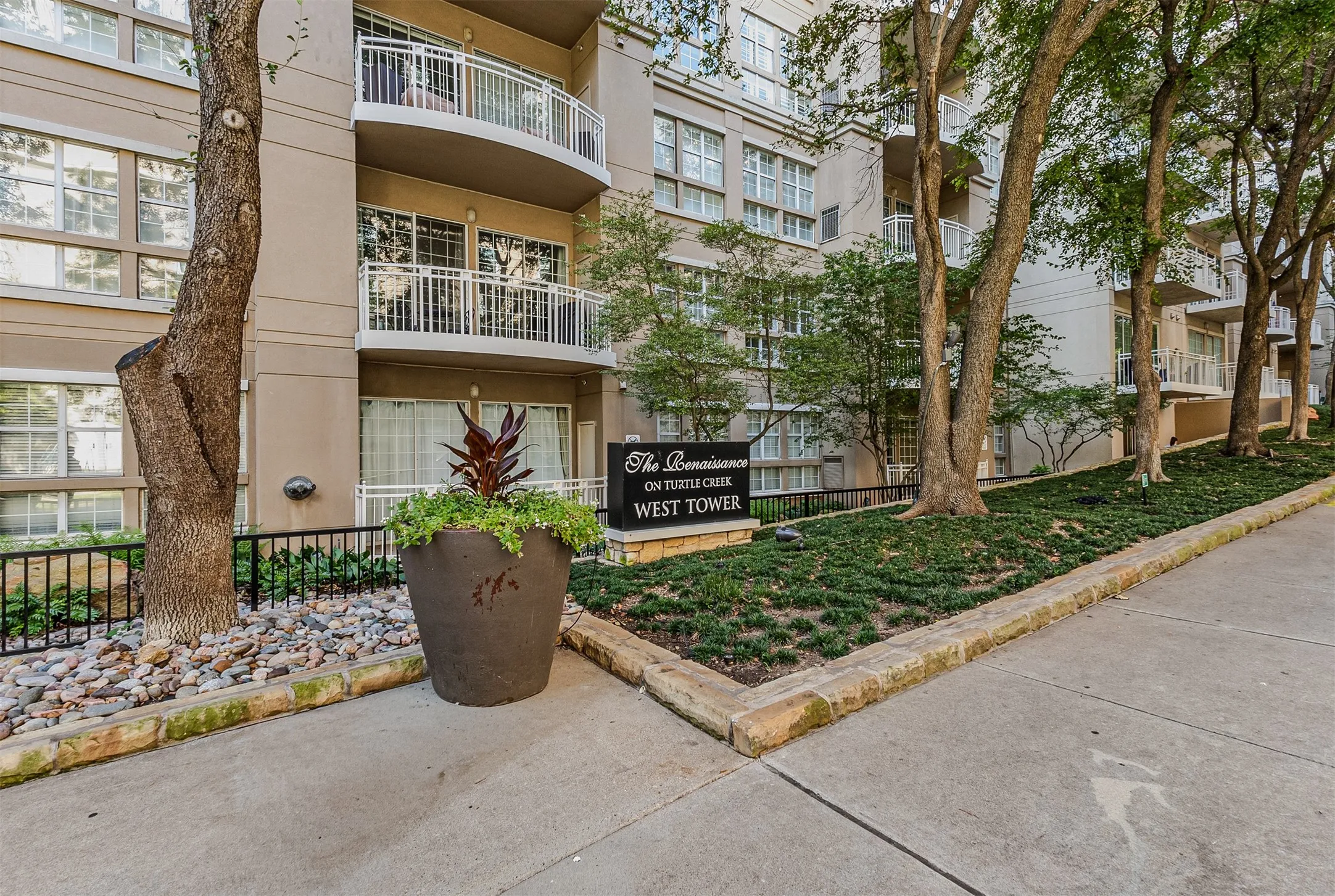Condominium For Sale in Dallas County , 3225 Turtle Creek Boulevard 1547, Dallas, Texas 75219, 2 Bedroom, 2 Bathroom, 2 Garage spaces, 1,745 Sqft, built in 1998, mls#21339444, Real Estate Agent in Dallas, Homes For Sale in Dallas county, Homes For Sale in Dallas, Realtor in Dallas Texas, Real Estate Brokerage Independent Realty Texas, Luminita Cordes Realtor