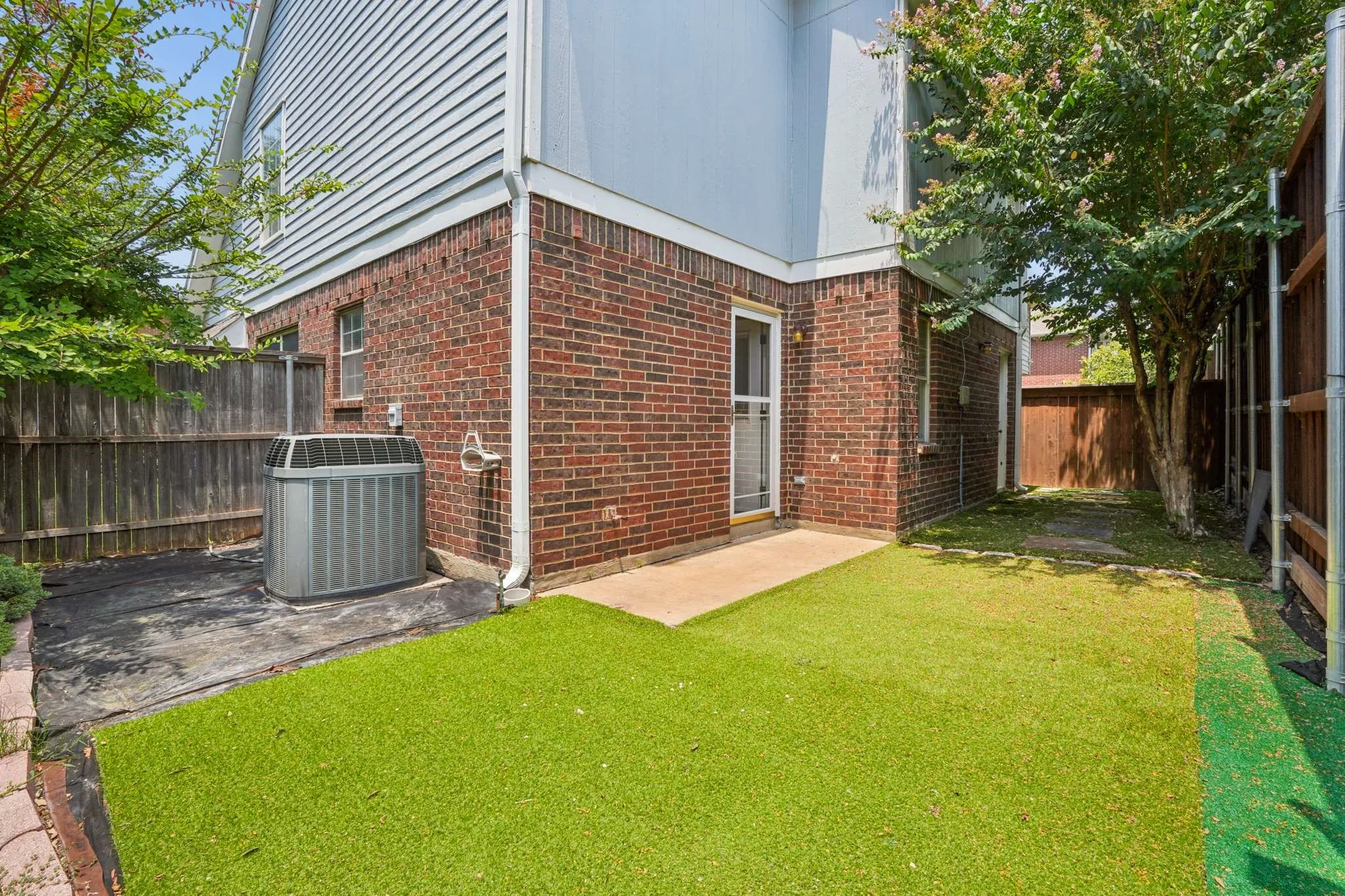 Single Family Residence For Sale in Dallas County , 433 Moonlight Way, Irving, Texas 75063, 2 Bedroom, 3 Bathroom, 2 Garage spaces, 1,299 Sqft, built in 1987, mls#21339450, Real Estate Agent in Irving, Homes For Sale in Dallas county, Homes For Sale in Irving, Realtor in Irving Texas, Real Estate Brokerage Independent Realty Texas, Luminita Cordes Realtor
