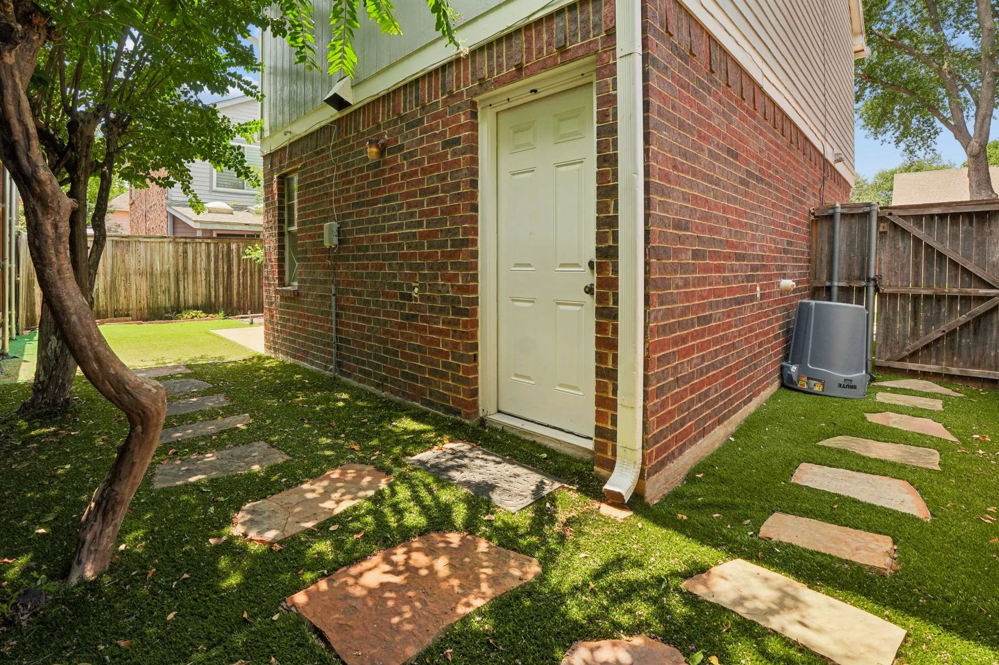 Single Family Residence For Sale in Dallas County , 433 Moonlight Way, Irving, Texas 75063, 2 Bedroom, 3 Bathroom, 2 Garage spaces, 1,299 Sqft, built in 1987, mls#21339450, Real Estate Agent in Irving, Homes For Sale in Dallas county, Homes For Sale in Irving, Realtor in Irving Texas, Real Estate Brokerage Independent Realty Texas, Luminita Cordes Realtor