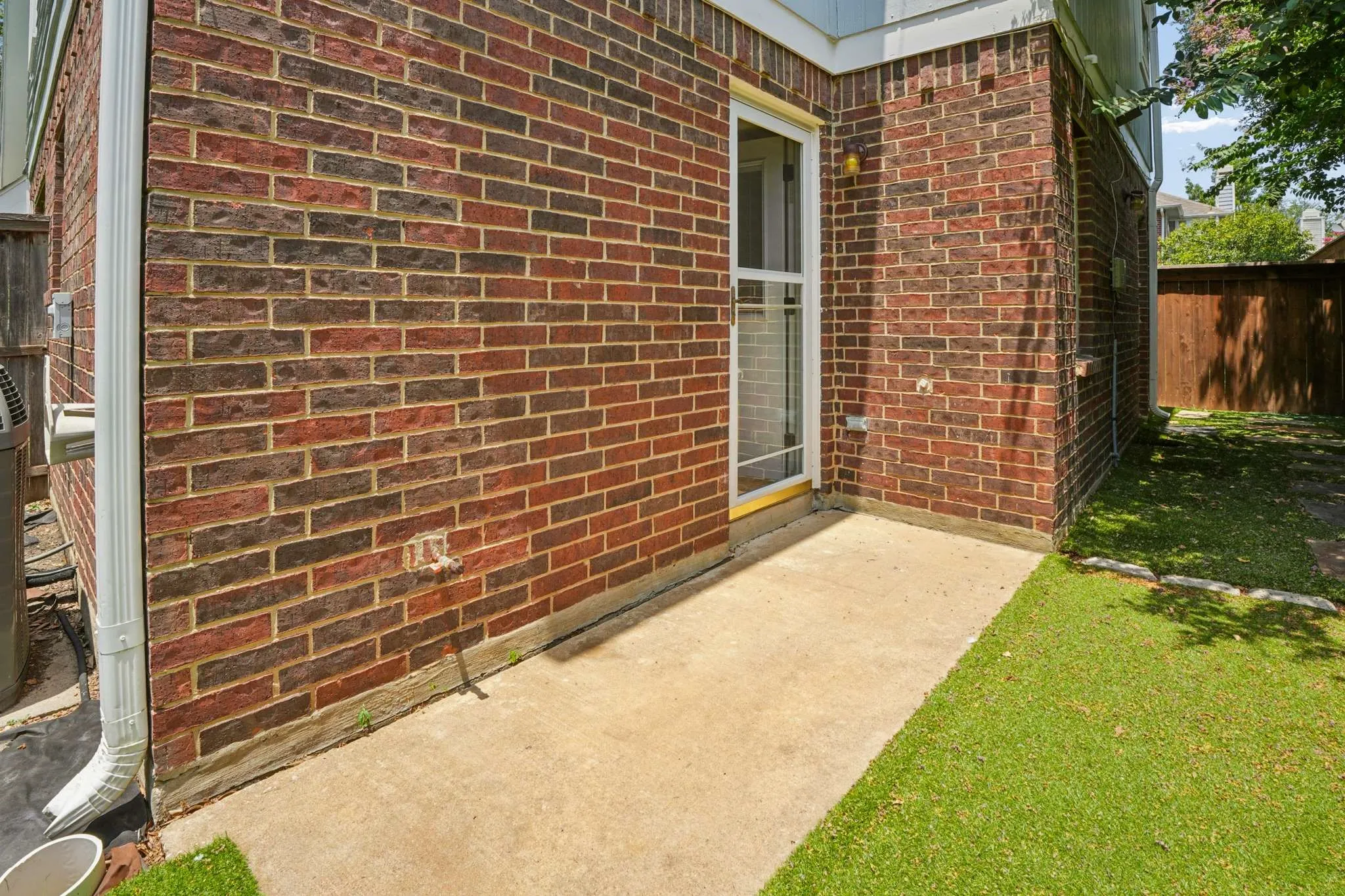 Single Family Residence For Sale in Dallas County , 433 Moonlight Way, Irving, Texas 75063, 2 Bedroom, 3 Bathroom, 2 Garage spaces, 1,299 Sqft, built in 1987, mls#21339450, Real Estate Agent in Irving, Homes For Sale in Dallas county, Homes For Sale in Irving, Realtor in Irving Texas, Real Estate Brokerage Independent Realty Texas, Luminita Cordes Realtor