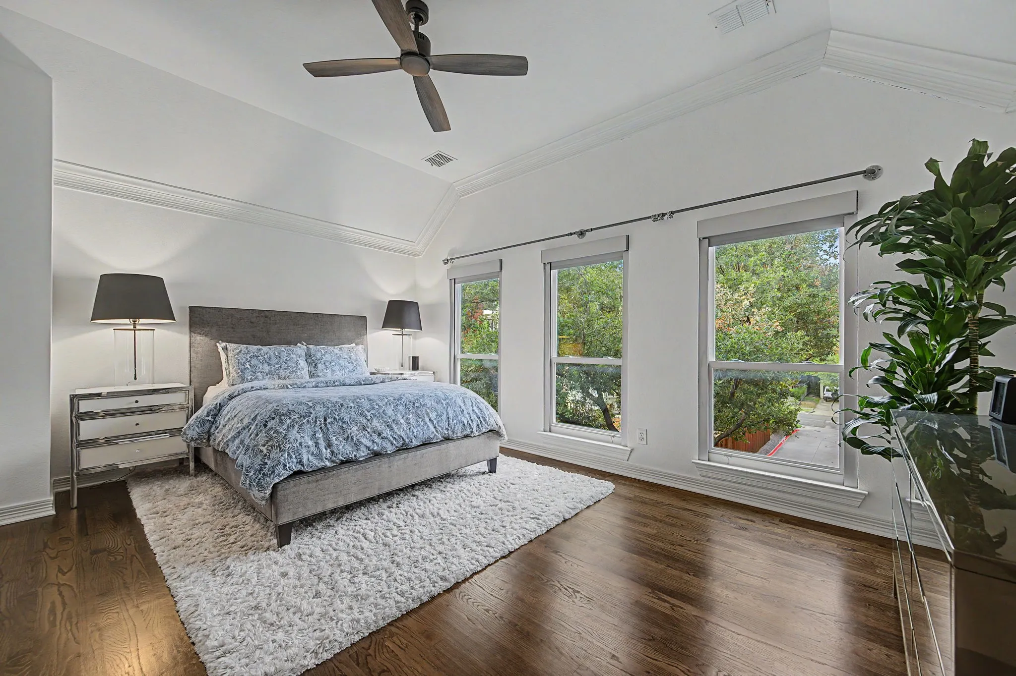 Townhouse For Sale in Dallas County , 4415 Holland Avenue D, Dallas, Texas 75219, 3 Bedroom, 3 Bathroom, 2 Garage spaces, 2,102 Sqft, built in 2001, mls#21339367, Real Estate Agent in Dallas, Homes For Sale in Dallas county, Homes For Sale in Dallas, Realtor in Dallas Texas, Real Estate Brokerage Independent Realty Texas, Luminita Cordes Realtor