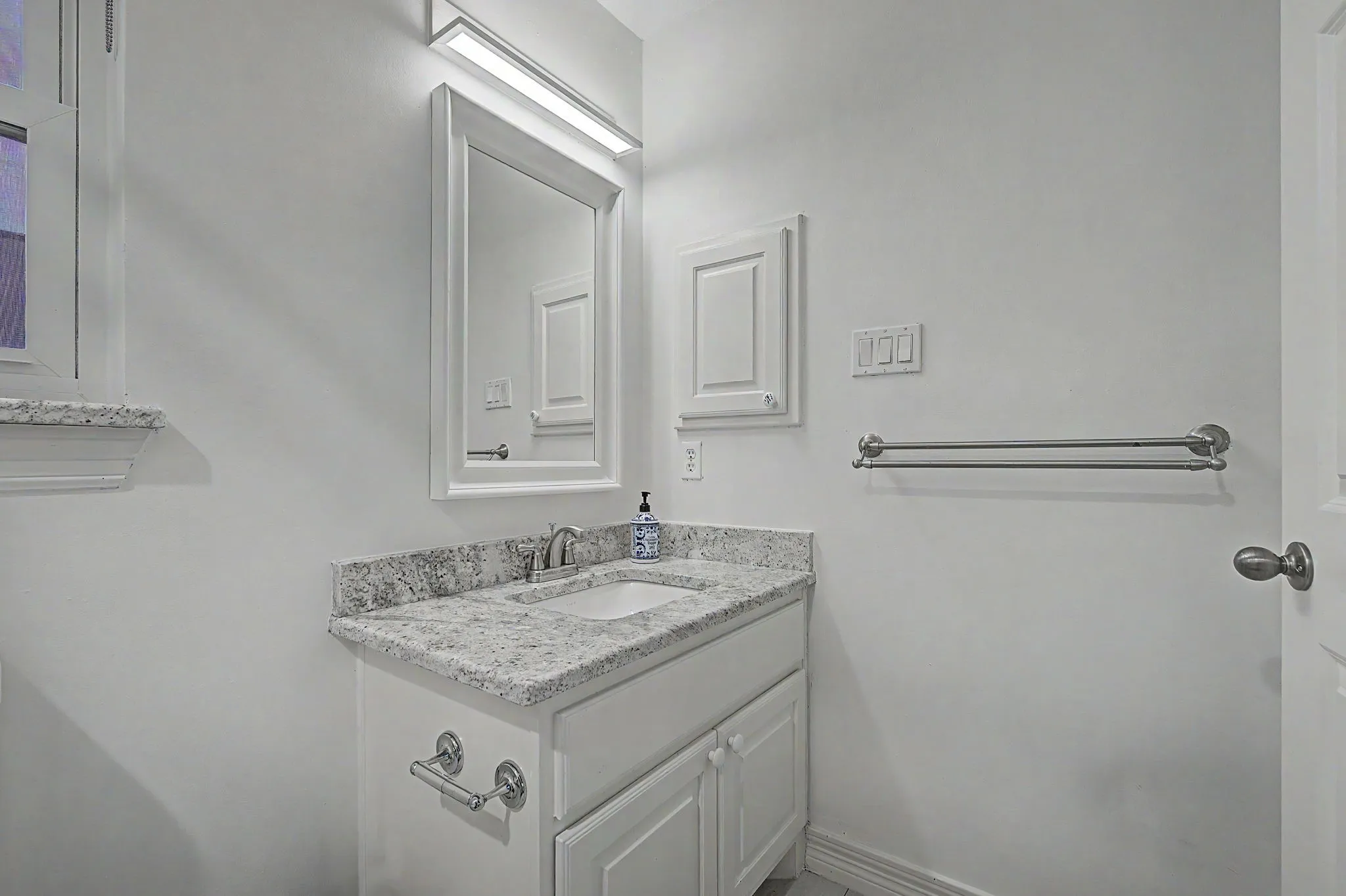 Townhouse For Sale in Dallas County , 4415 Holland Avenue D, Dallas, Texas 75219, 3 Bedroom, 3 Bathroom, 2 Garage spaces, 2,102 Sqft, built in 2001, mls#21339367, Real Estate Agent in Dallas, Homes For Sale in Dallas county, Homes For Sale in Dallas, Realtor in Dallas Texas, Real Estate Brokerage Independent Realty Texas, Luminita Cordes Realtor