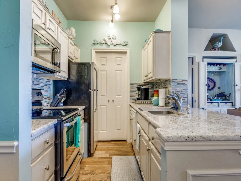 Condominium For Sale in Grayson County , 2164 Tanglewood Boulevard C115, Pottsboro, Texas 75076, 2 Bedrooms, 3 Bathrooms, Garage spaces, 1,251 Sqft, built in 1985, Price $265,000, mls#21339490, Real Estate Agent in Pottsboro, Homes For Sale in Grayson county, Homes For Sale in Pottsboro, Realtor in Pottsboro Texas, Real Estate Brokerage Independent Realty Texas, Luminita Cordes Realtor