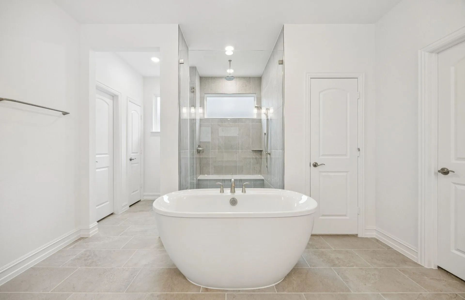 *Model Representation - Huge soaking bathtub and shower