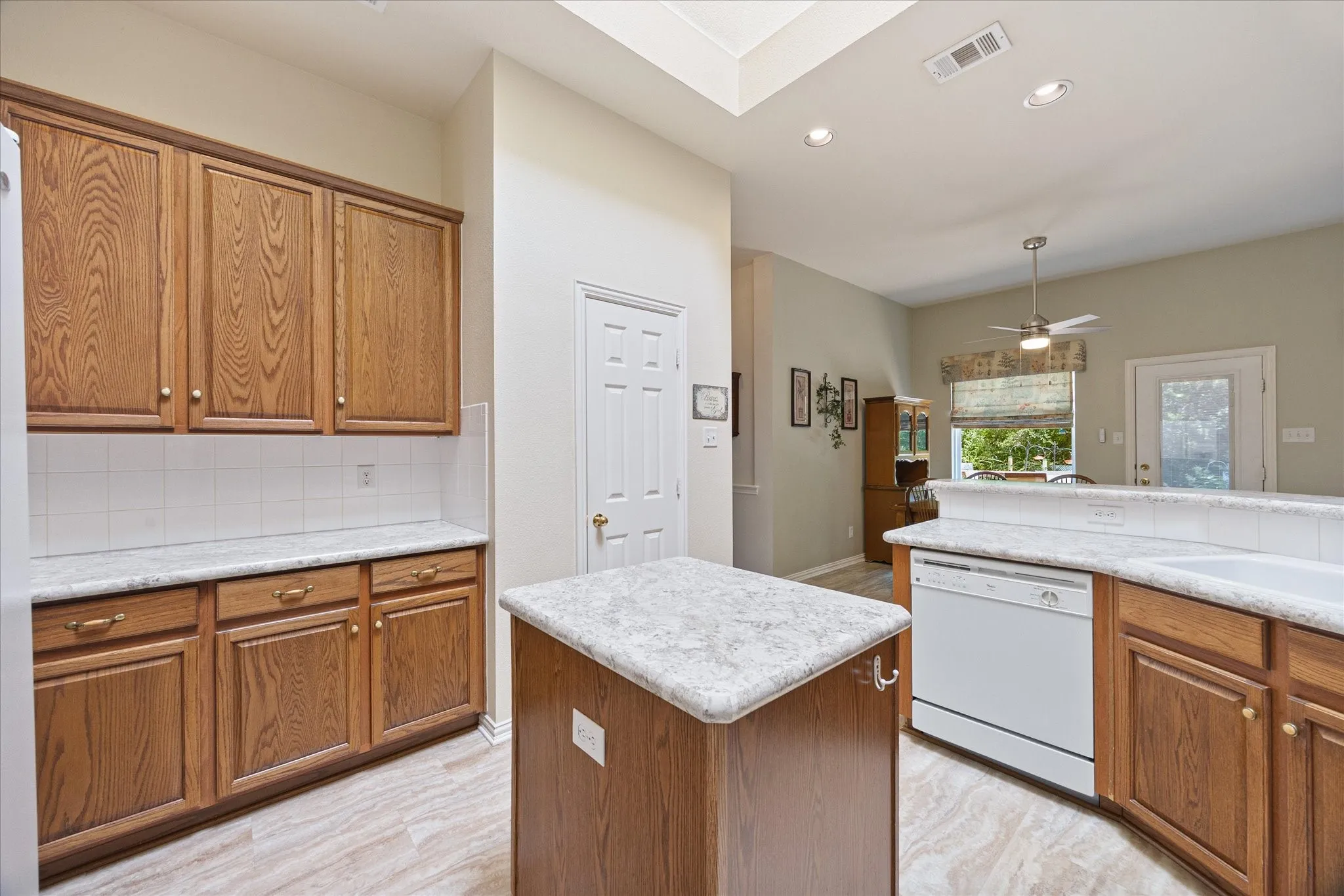 Single Family Residence For Sale in Dallas County , 5815 Teal Court, Sachse, Texas 75048, 4 Bedroom, 2 Bathroom, 2 Garage spaces, 2,088 Sqft, built in 2004, mls#21339333, Real Estate Agent in Sachse, Homes For Sale in Dallas county, Homes For Sale in Sachse, Realtor in Sachse Texas, Real Estate Brokerage Independent Realty Texas, Luminita Cordes Realtor