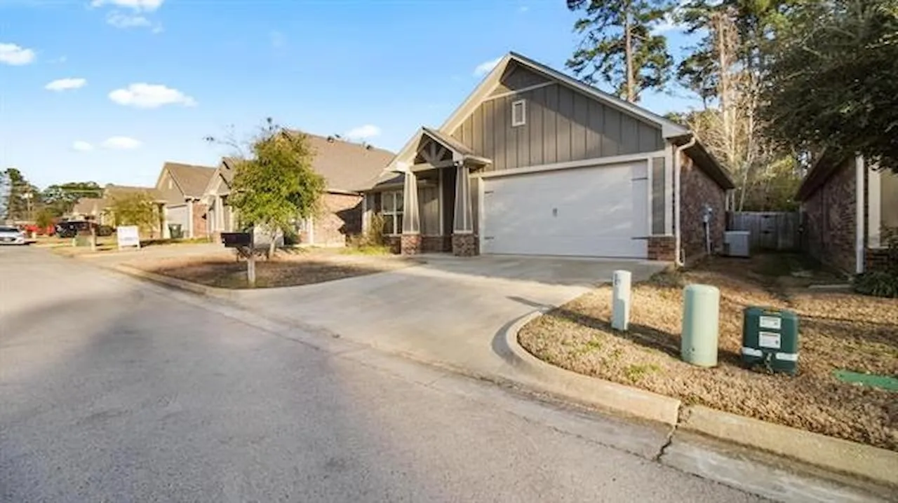 Single Family Residence For Sale in Smith County , 2927 Meadow Brook Trail, Tyler, Texas 75701, 3 Bedroom, 2 Bathroom, 2 Garage spaces, 1,385 Sqft, built in 2018, mls#21334417, Real Estate Agent in Tyler, Homes For Sale in Smith county, Homes For Sale in Tyler, Realtor in Tyler Texas, Real Estate Brokerage Independent Realty Texas, Luminita Cordes Realtor