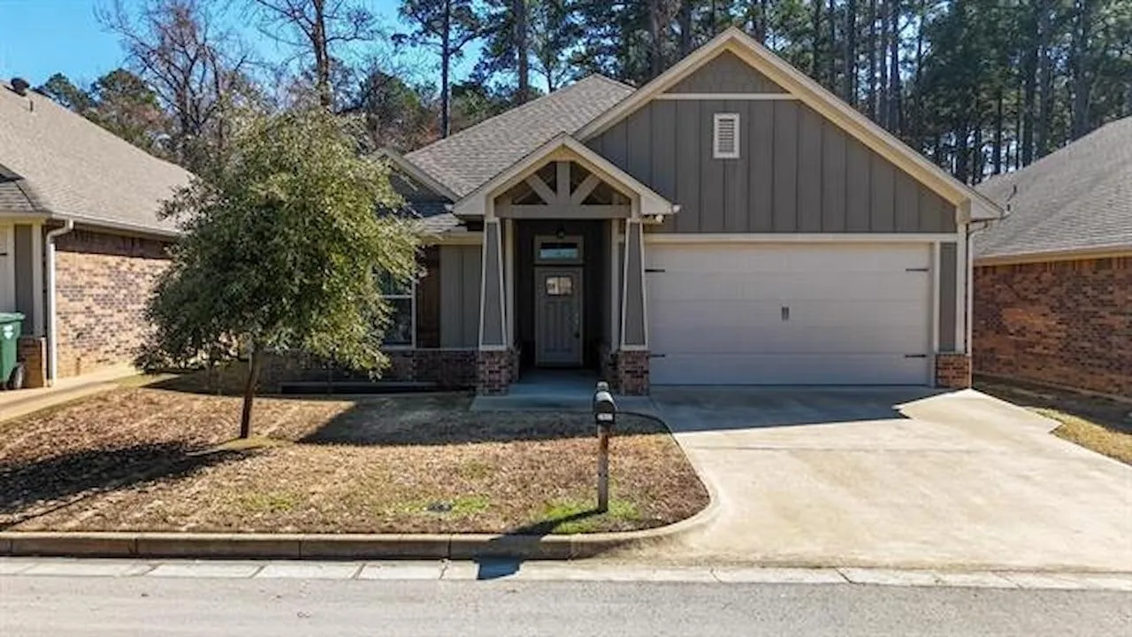 Single Family Residence For Sale in Smith County , 2927 Meadow Brook Trail, Tyler, Texas 75701, 3 Bedroom, 2 Bathroom, 2 Garage spaces, 1,385 Sqft, built in 2018, mls#21334417, Real Estate Agent in Tyler, Homes For Sale in Smith county, Homes For Sale in Tyler, Realtor in Tyler Texas, Real Estate Brokerage Independent Realty Texas, Luminita Cordes Realtor