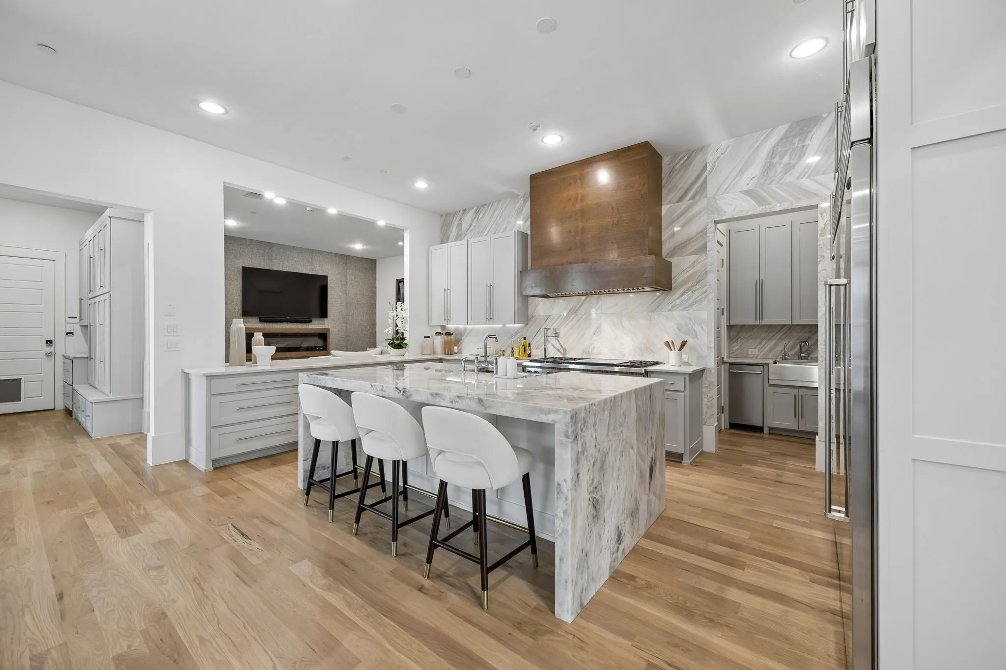 Single Family Residence For Sale in Dallas County , 3944 Wentwood Drive, University Park, Texas 75225, 5 Bedroom, 7 Bathroom, 3 Garage spaces, 6,084 Sqft, built in 2019, mls#21339540, Real Estate Agent in University Park, Homes For Sale in Dallas county, Homes For Sale in University Park, Realtor in University Park Texas, Real Estate Brokerage Independent Realty Texas, Luminita Cordes Realtor