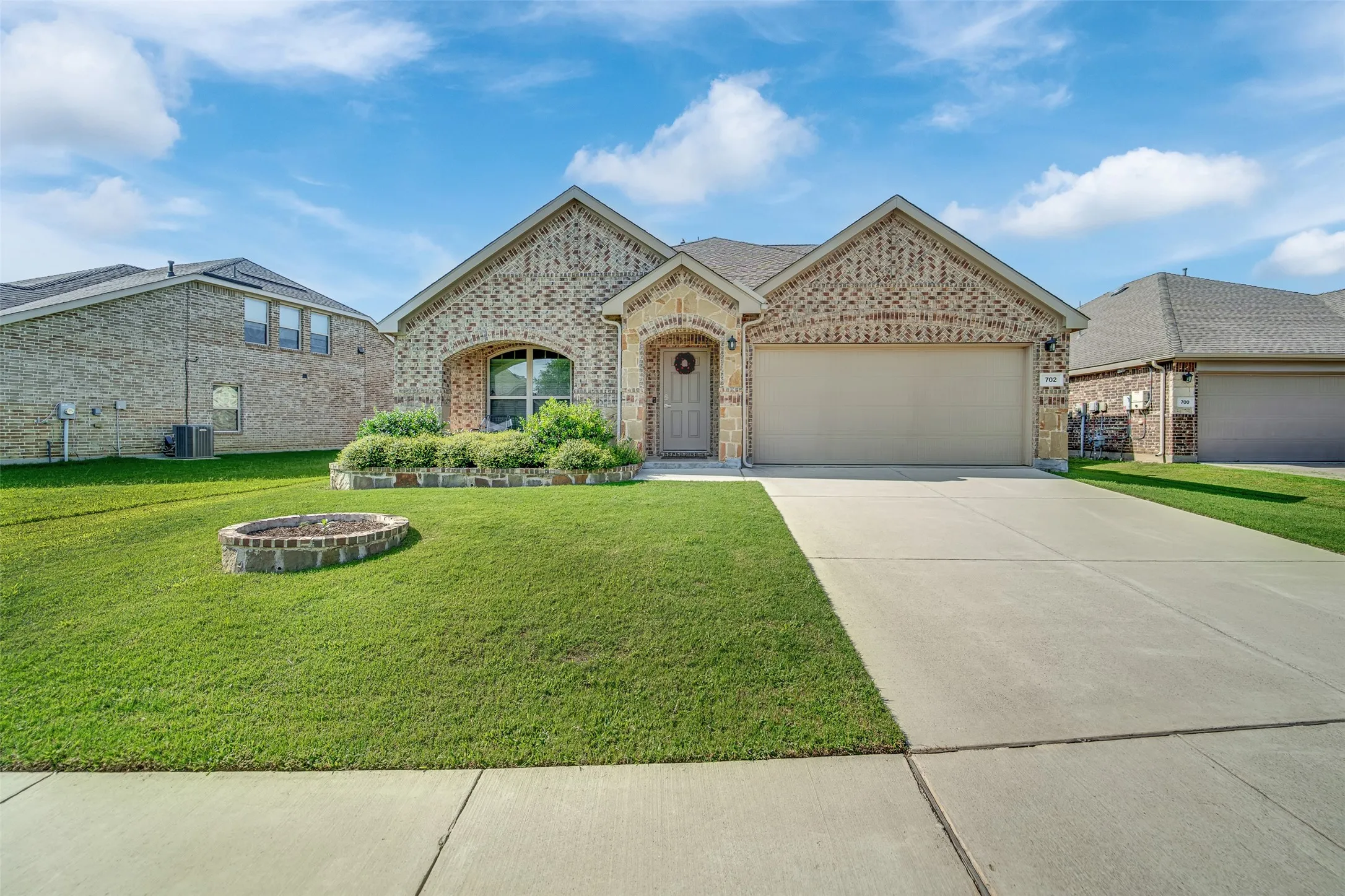 Single Family Residence For Sale in Tarrant County , 702 Pearl Way, Arlington, Texas 76002, 4 Bedroom, 3 Bathroom, 2 Garage spaces, 2,213 Sqft, built in 2018, mls#21337038, Real Estate Agent in Arlington, Homes For Sale in Tarrant county, Homes For Sale in Arlington, Realtor in Arlington Texas, Real Estate Brokerage Independent Realty Texas, Luminita Cordes Realtor
