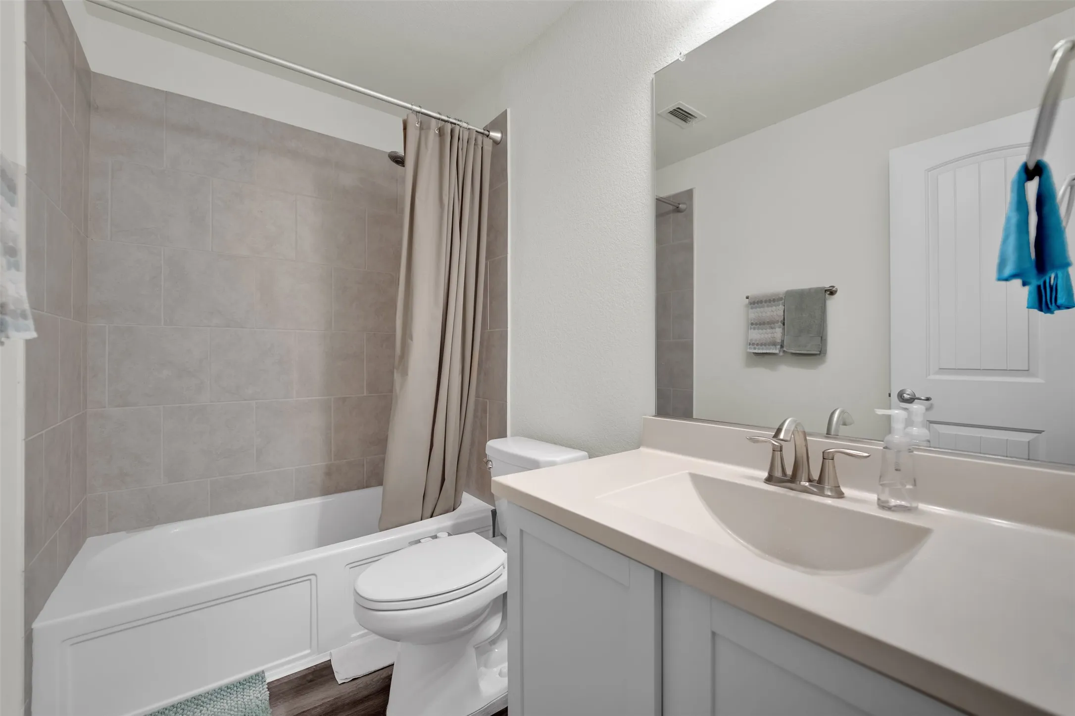 Single Family Residence For Sale in Tarrant County , 702 Pearl Way, Arlington, Texas 76002, 4 Bedroom, 3 Bathroom, 2 Garage spaces, 2,213 Sqft, built in 2018, mls#21337038, Real Estate Agent in Arlington, Homes For Sale in Tarrant county, Homes For Sale in Arlington, Realtor in Arlington Texas, Real Estate Brokerage Independent Realty Texas, Luminita Cordes Realtor