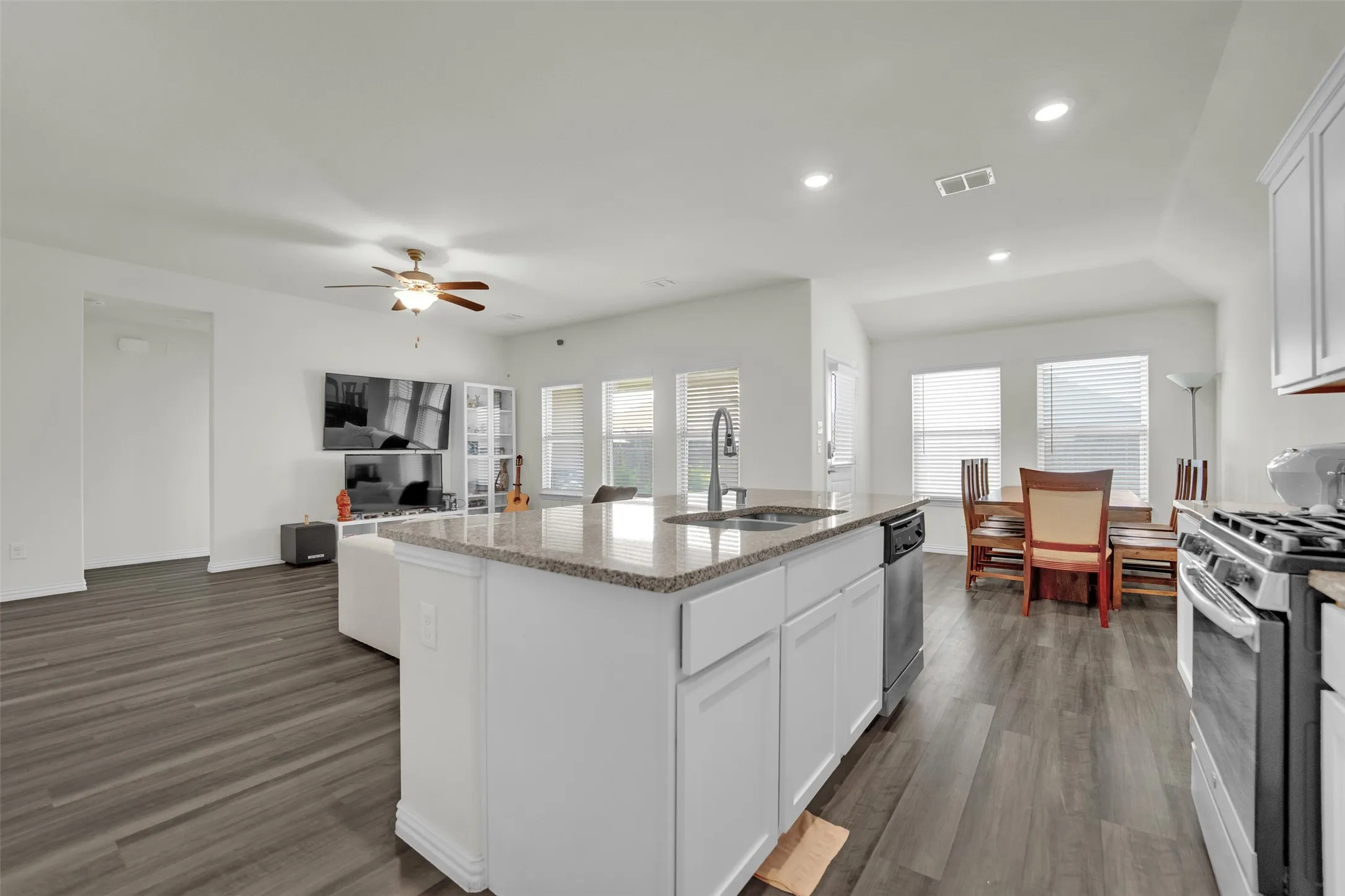 Single Family Residence For Sale in Tarrant County , 702 Pearl Way, Arlington, Texas 76002, 4 Bedroom, 3 Bathroom, 2 Garage spaces, 2,213 Sqft, built in 2018, mls#21337038, Real Estate Agent in Arlington, Homes For Sale in Tarrant county, Homes For Sale in Arlington, Realtor in Arlington Texas, Real Estate Brokerage Independent Realty Texas, Luminita Cordes Realtor
