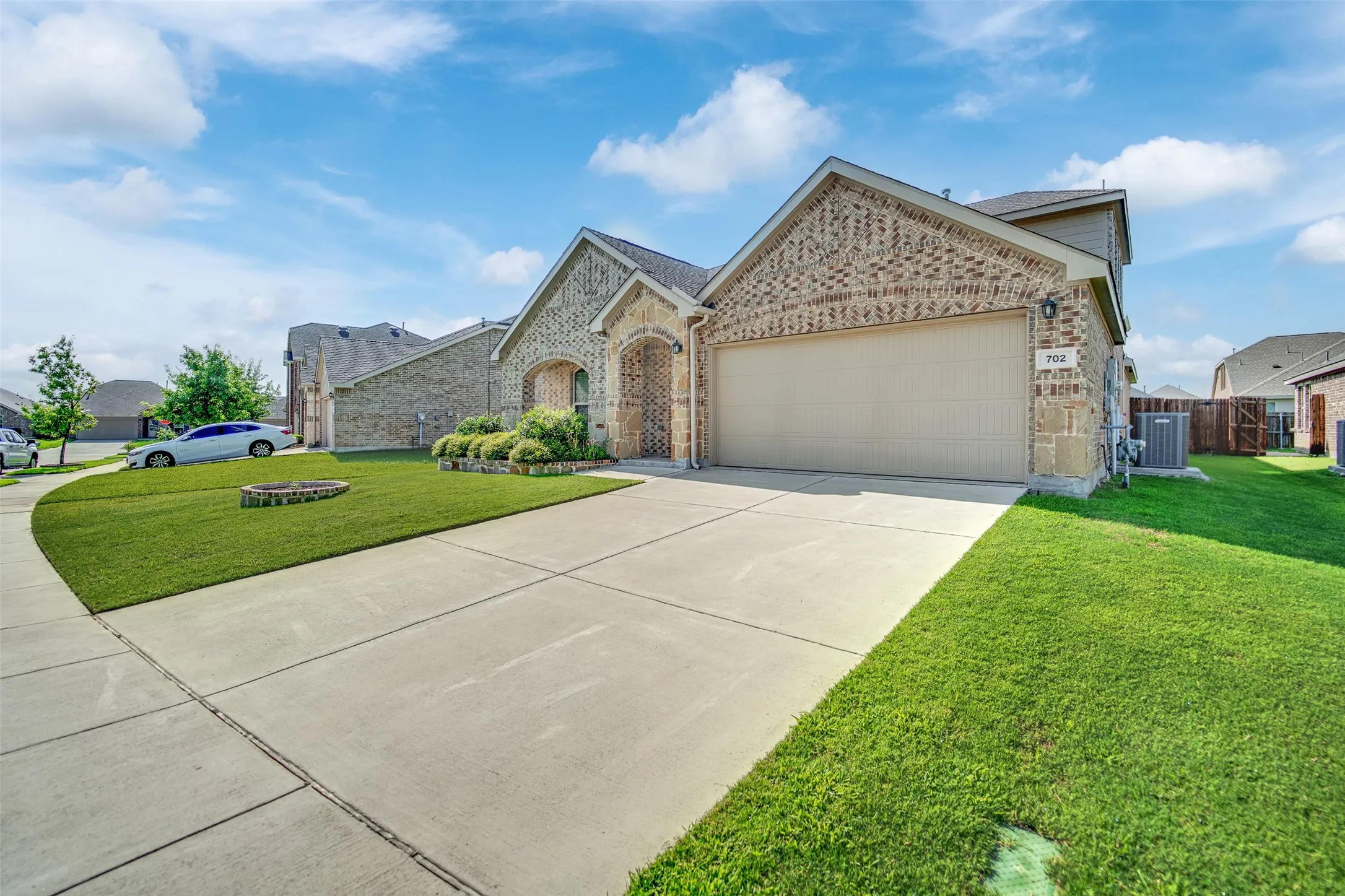 Single Family Residence For Sale in Tarrant County , 702 Pearl Way, Arlington, Texas 76002, 4 Bedroom, 3 Bathroom, 2 Garage spaces, 2,213 Sqft, built in 2018, mls#21337038, Real Estate Agent in Arlington, Homes For Sale in Tarrant county, Homes For Sale in Arlington, Realtor in Arlington Texas, Real Estate Brokerage Independent Realty Texas, Luminita Cordes Realtor