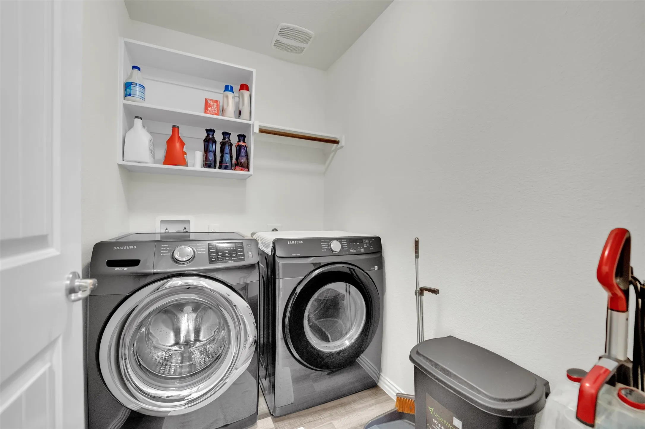 Single Family Residence For Sale in Tarrant County , 702 Pearl Way, Arlington, Texas 76002, 4 Bedroom, 3 Bathroom, 2 Garage spaces, 2,213 Sqft, built in 2018, mls#21337038, Real Estate Agent in Arlington, Homes For Sale in Tarrant county, Homes For Sale in Arlington, Realtor in Arlington Texas, Real Estate Brokerage Independent Realty Texas, Luminita Cordes Realtor
