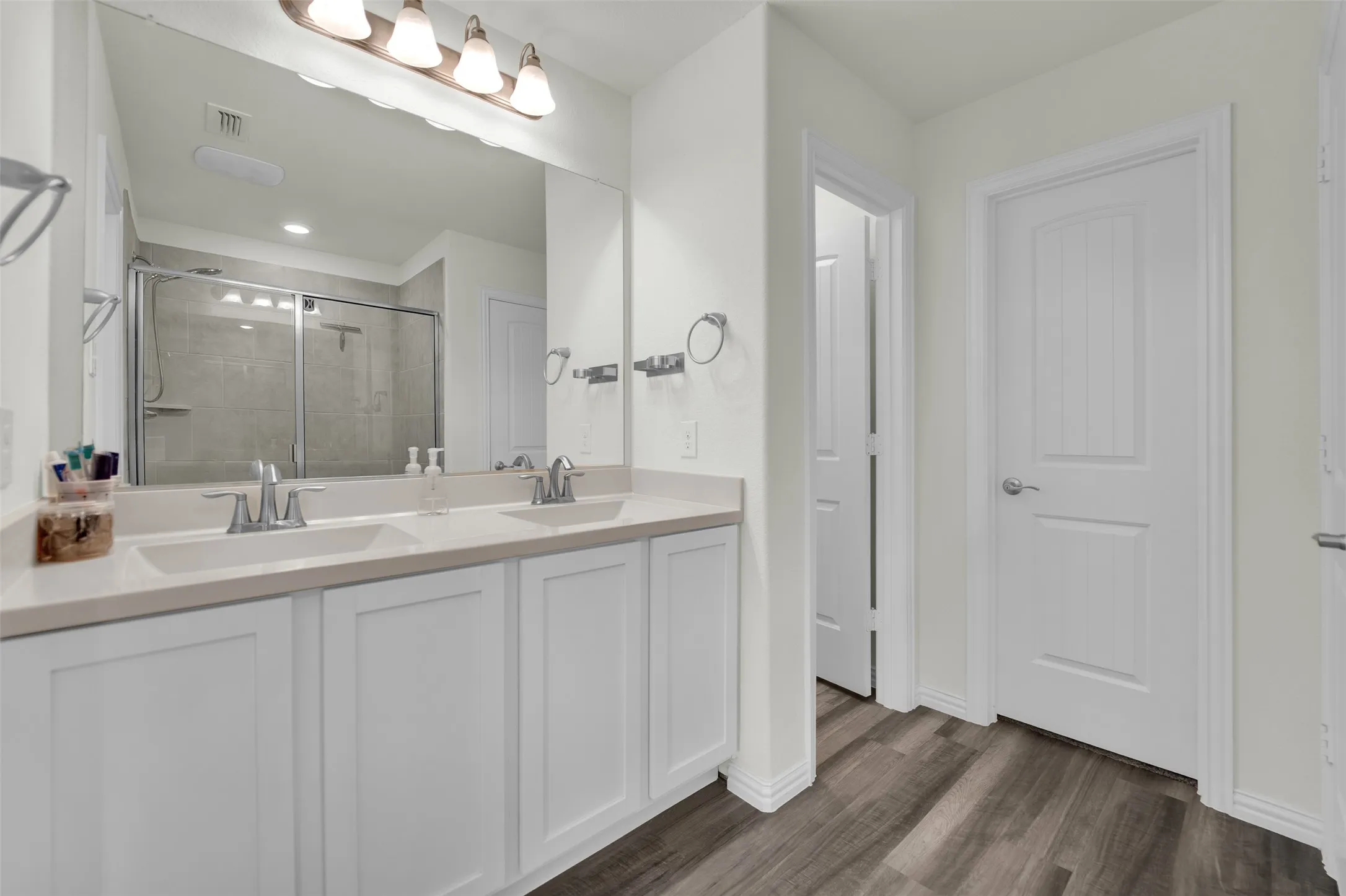 Single Family Residence For Sale in Tarrant County , 702 Pearl Way, Arlington, Texas 76002, 4 Bedroom, 3 Bathroom, 2 Garage spaces, 2,213 Sqft, built in 2018, mls#21337038, Real Estate Agent in Arlington, Homes For Sale in Tarrant county, Homes For Sale in Arlington, Realtor in Arlington Texas, Real Estate Brokerage Independent Realty Texas, Luminita Cordes Realtor
