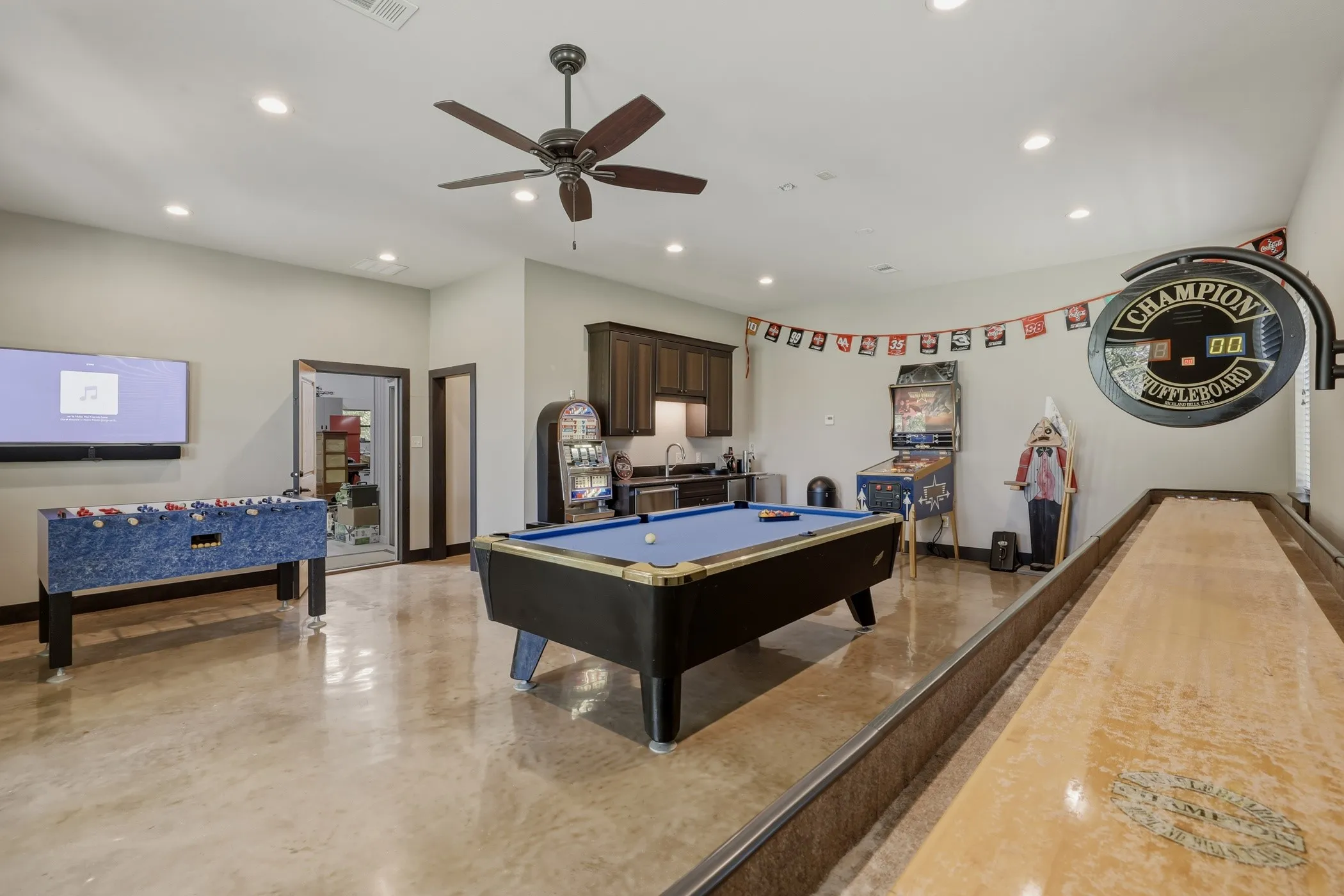 Single Family Residence For Sale in Denton County , 400 Porter Road, Bartonville, Texas 76226, 4 Bedroom, 6 Bathroom, 3 Garage spaces, 6,140 Sqft, built in 1999, Price $3,587,500, mls#21336273, Real Estate Agent in Bartonville, Homes For Sale in Denton county, Homes For Sale in Bartonville, Realtor in Bartonville Texas, Real Estate Brokerage Independent Realty Texas, Luminita Cordes Realtor