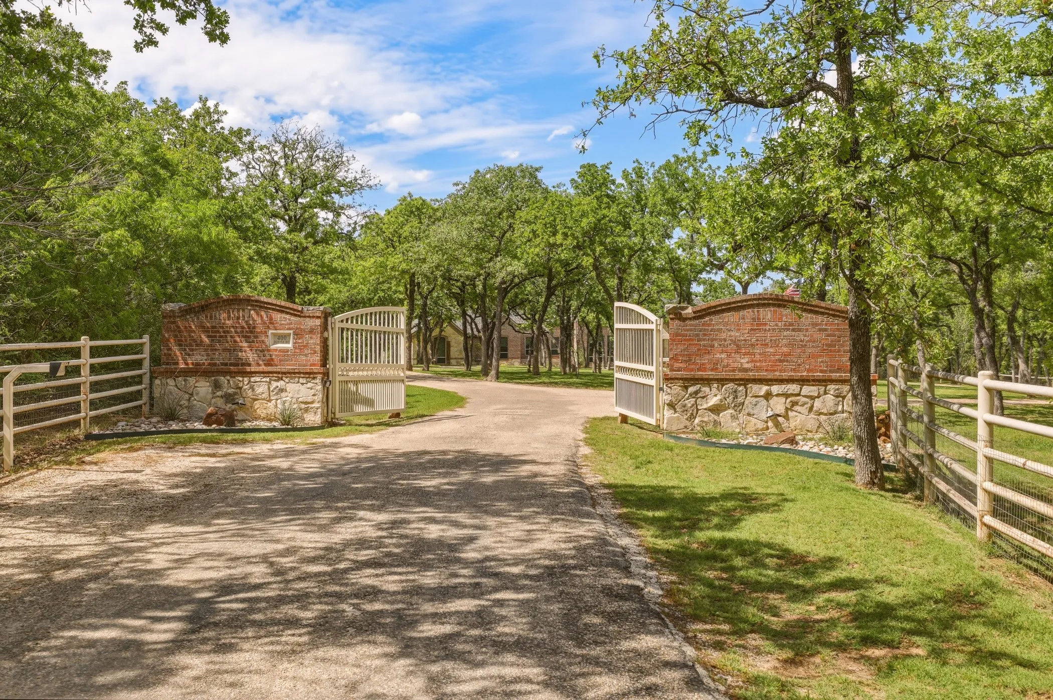 Single Family Residence For Sale in Denton County , 400 Porter Road, Bartonville, Texas 76226, 4 Bedroom, 6 Bathroom, 3 Garage spaces, 6,140 Sqft, built in 1999, Price $3,587,500, mls#21336273, Real Estate Agent in Bartonville, Homes For Sale in Denton county, Homes For Sale in Bartonville, Realtor in Bartonville Texas, Real Estate Brokerage Independent Realty Texas, Luminita Cordes Realtor