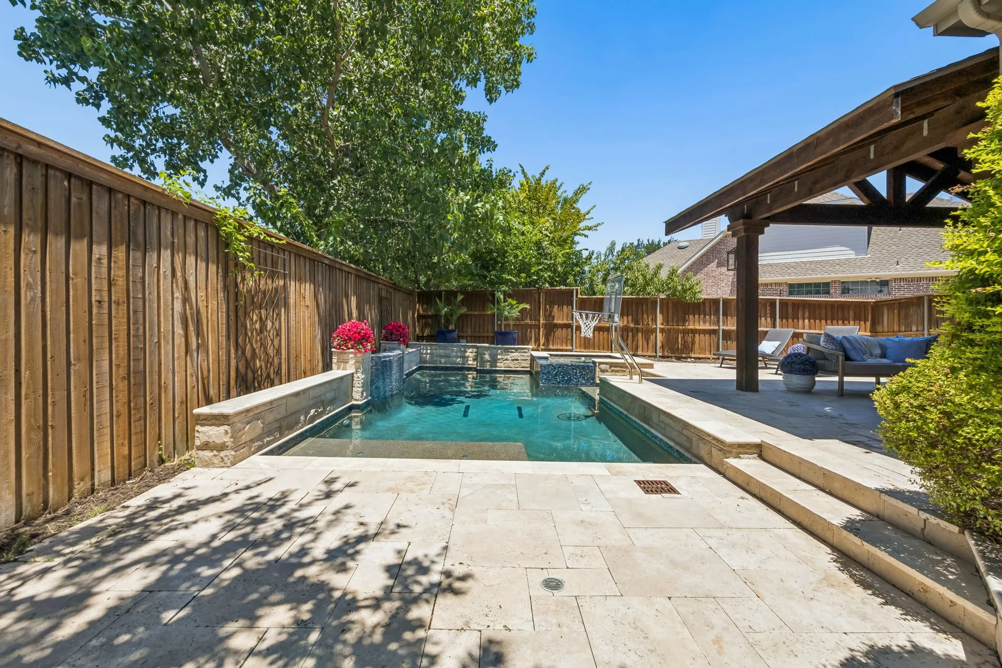 Tanning ledge, basketball hoop, and multiple water features