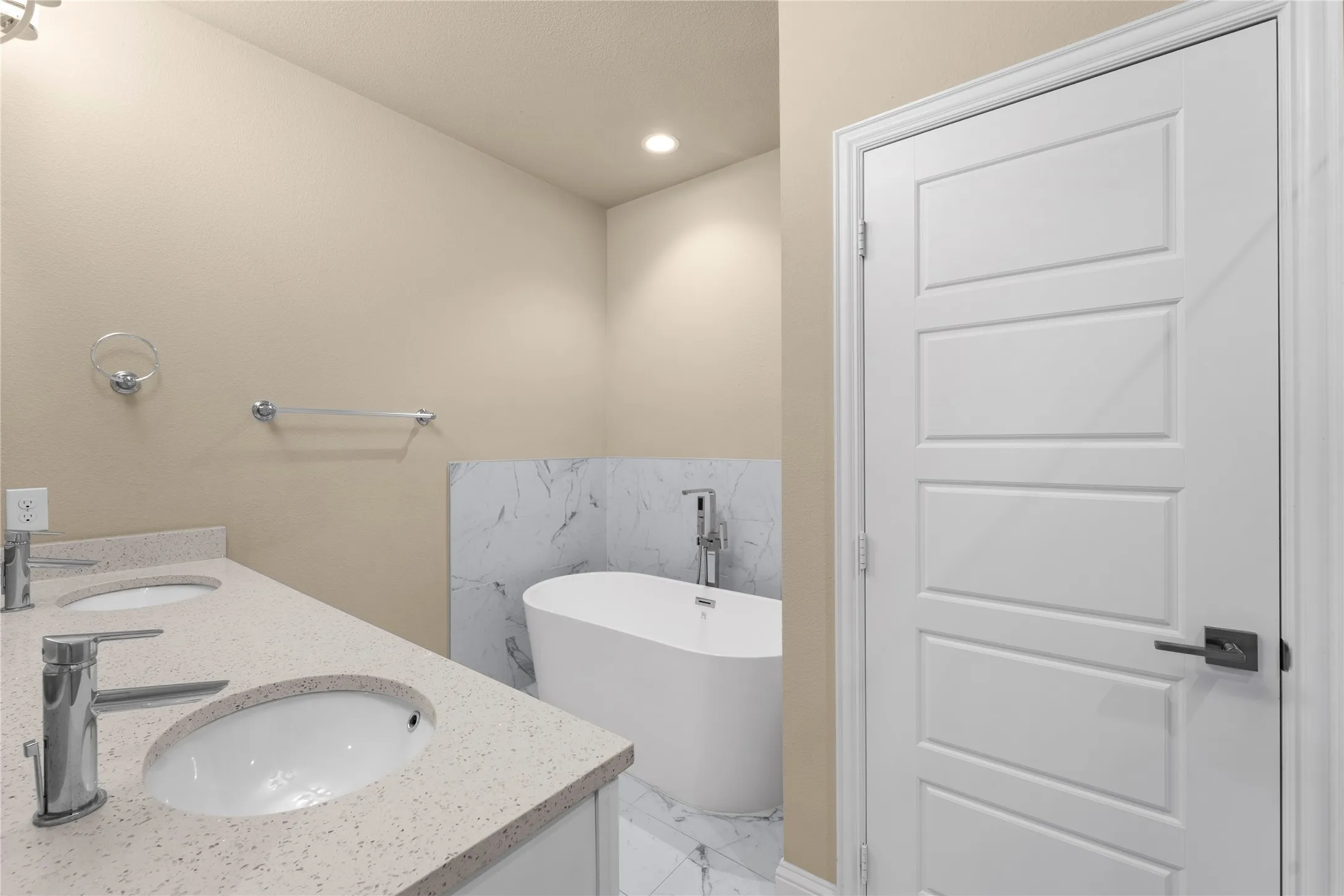 Townhouse For Rent in Denton County , 2952 Sheridan Drive, Carrollton, Texas 75010, 4 Bedroom, 4 Bathroom, 2 Garage spaces, 2,245 Sqft, built in 2018, mls#21339539, Real Estate Agent in Carrollton, Homes For Rent in Denton county, Homes For Rent in Carrollton, Realtor in Carrollton Texas, Real Estate Brokerage Independent Realty Texas, Luminita Cordes Realtor