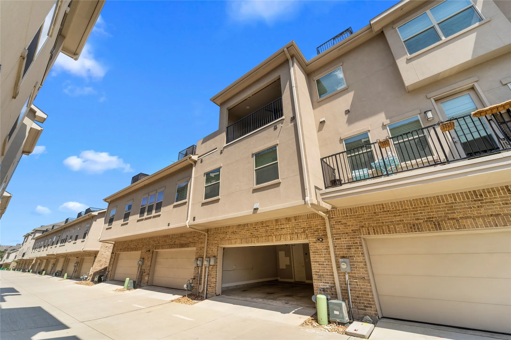 Townhouse For Rent in Denton County , 2952 Sheridan Drive, Carrollton, Texas 75010, 4 Bedroom, 4 Bathroom, 2 Garage spaces, 2,245 Sqft, built in 2018, mls#21339539, Real Estate Agent in Carrollton, Homes For Rent in Denton county, Homes For Rent in Carrollton, Realtor in Carrollton Texas, Real Estate Brokerage Independent Realty Texas, Luminita Cordes Realtor