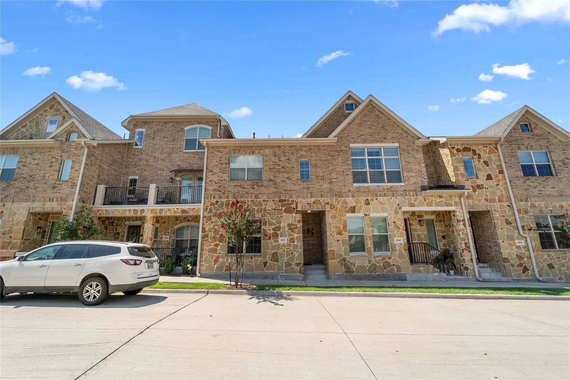 Townhouse For Rent in Denton County , 2952 Sheridan Drive, Carrollton, Texas 75010, 4 Bedroom, 4 Bathroom, 2 Garage spaces, 2,245 Sqft, built in 2018, mls#21339539, Real Estate Agent in Carrollton, Homes For Rent in Denton county, Homes For Rent in Carrollton, Realtor in Carrollton Texas, Real Estate Brokerage Independent Realty Texas, Luminita Cordes Realtor