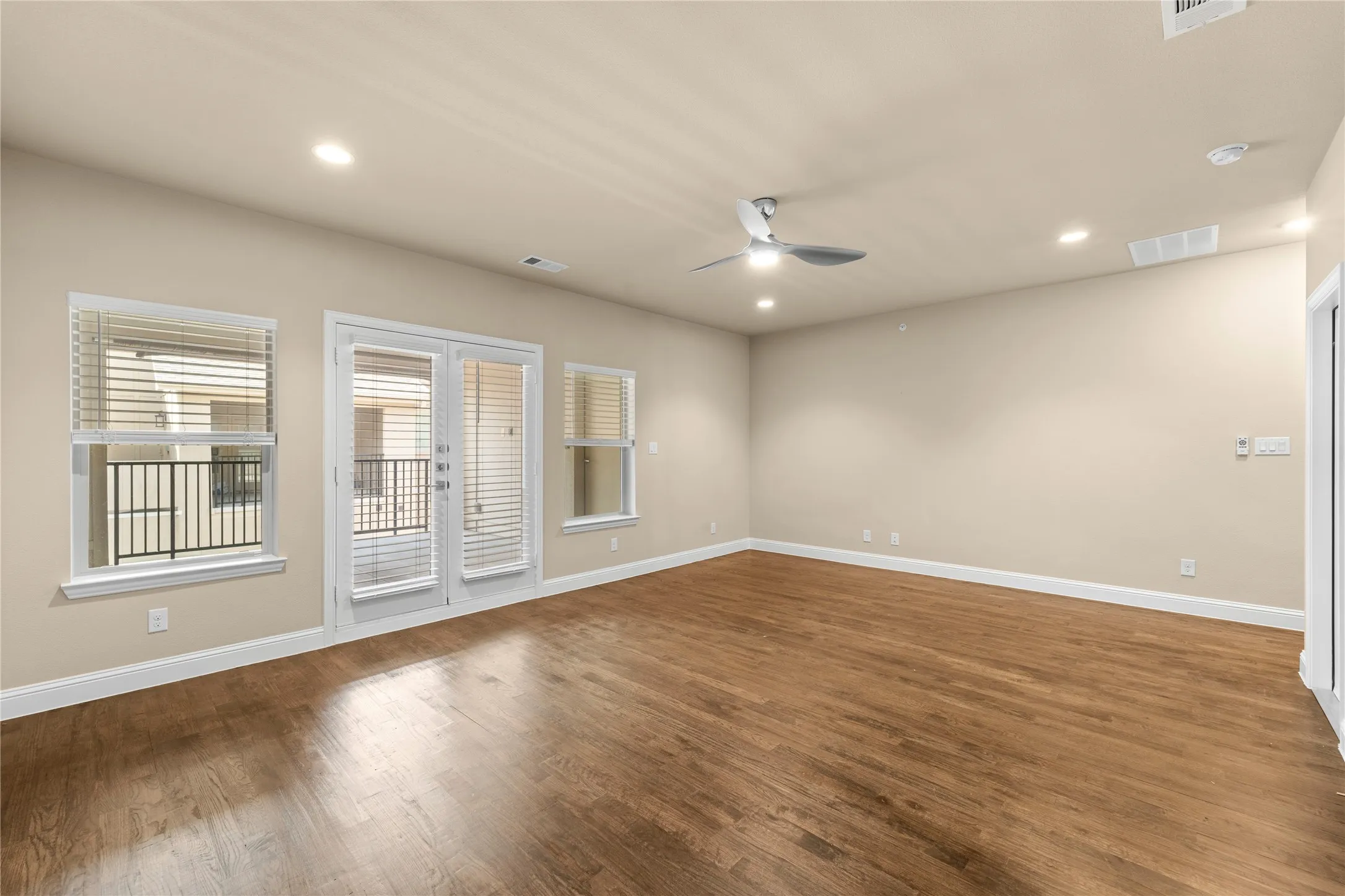 Townhouse For Rent in Denton County , 2952 Sheridan Drive, Carrollton, Texas 75010, 4 Bedroom, 4 Bathroom, 2 Garage spaces, 2,245 Sqft, built in 2018, mls#21339539, Real Estate Agent in Carrollton, Homes For Rent in Denton county, Homes For Rent in Carrollton, Realtor in Carrollton Texas, Real Estate Brokerage Independent Realty Texas, Luminita Cordes Realtor