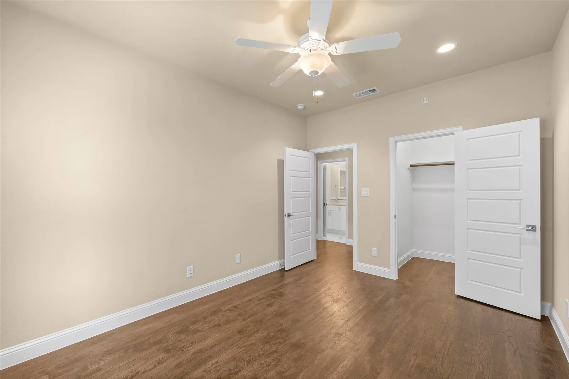 Townhouse For Rent in Denton County , 2952 Sheridan Drive, Carrollton, Texas 75010, 4 Bedroom, 4 Bathroom, 2 Garage spaces, 2,245 Sqft, built in 2018, mls#21339539, Real Estate Agent in Carrollton, Homes For Rent in Denton county, Homes For Rent in Carrollton, Realtor in Carrollton Texas, Real Estate Brokerage Independent Realty Texas, Luminita Cordes Realtor