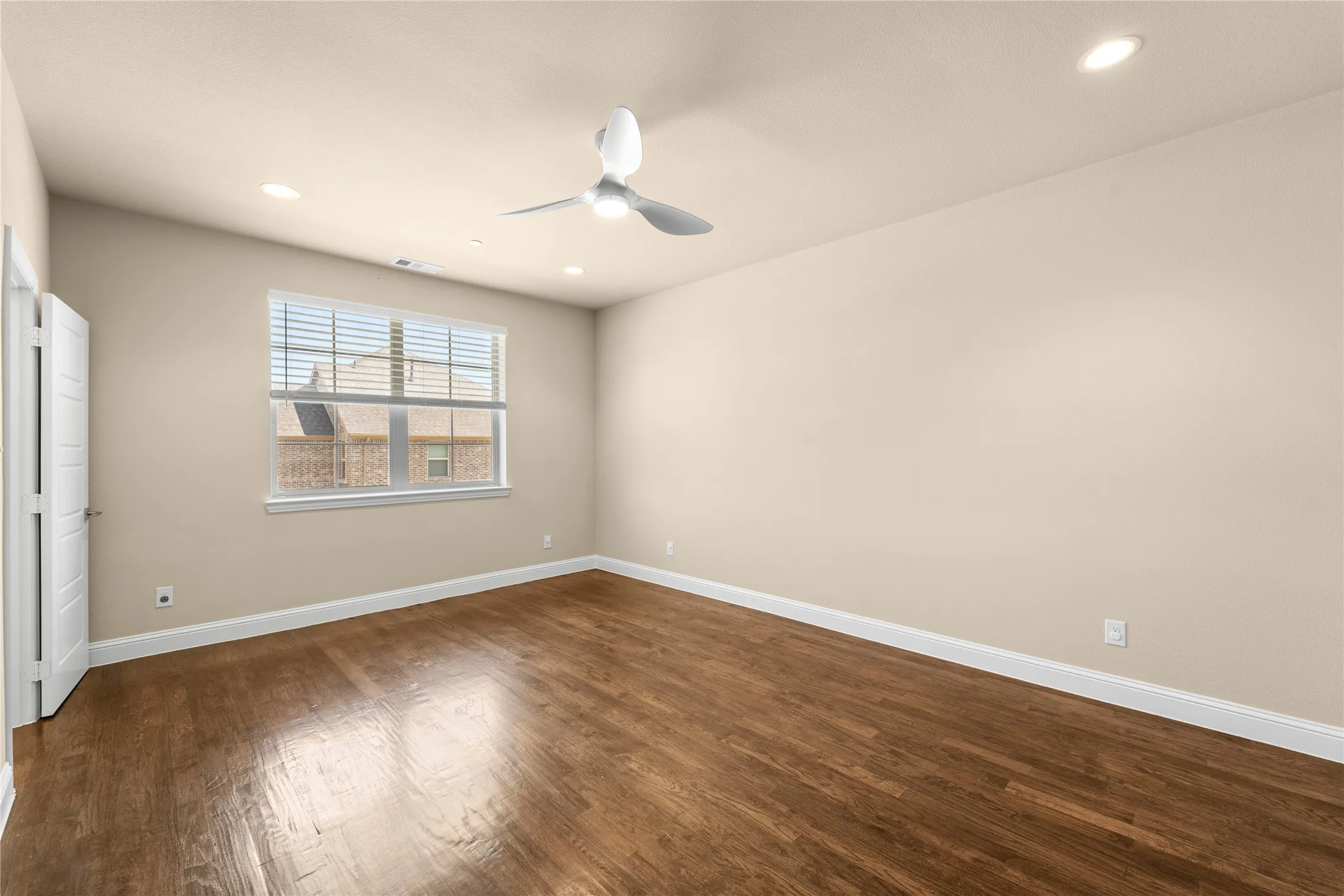 Townhouse For Rent in Denton County , 2952 Sheridan Drive, Carrollton, Texas 75010, 4 Bedroom, 4 Bathroom, 2 Garage spaces, 2,245 Sqft, built in 2018, mls#21339539, Real Estate Agent in Carrollton, Homes For Rent in Denton county, Homes For Rent in Carrollton, Realtor in Carrollton Texas, Real Estate Brokerage Independent Realty Texas, Luminita Cordes Realtor