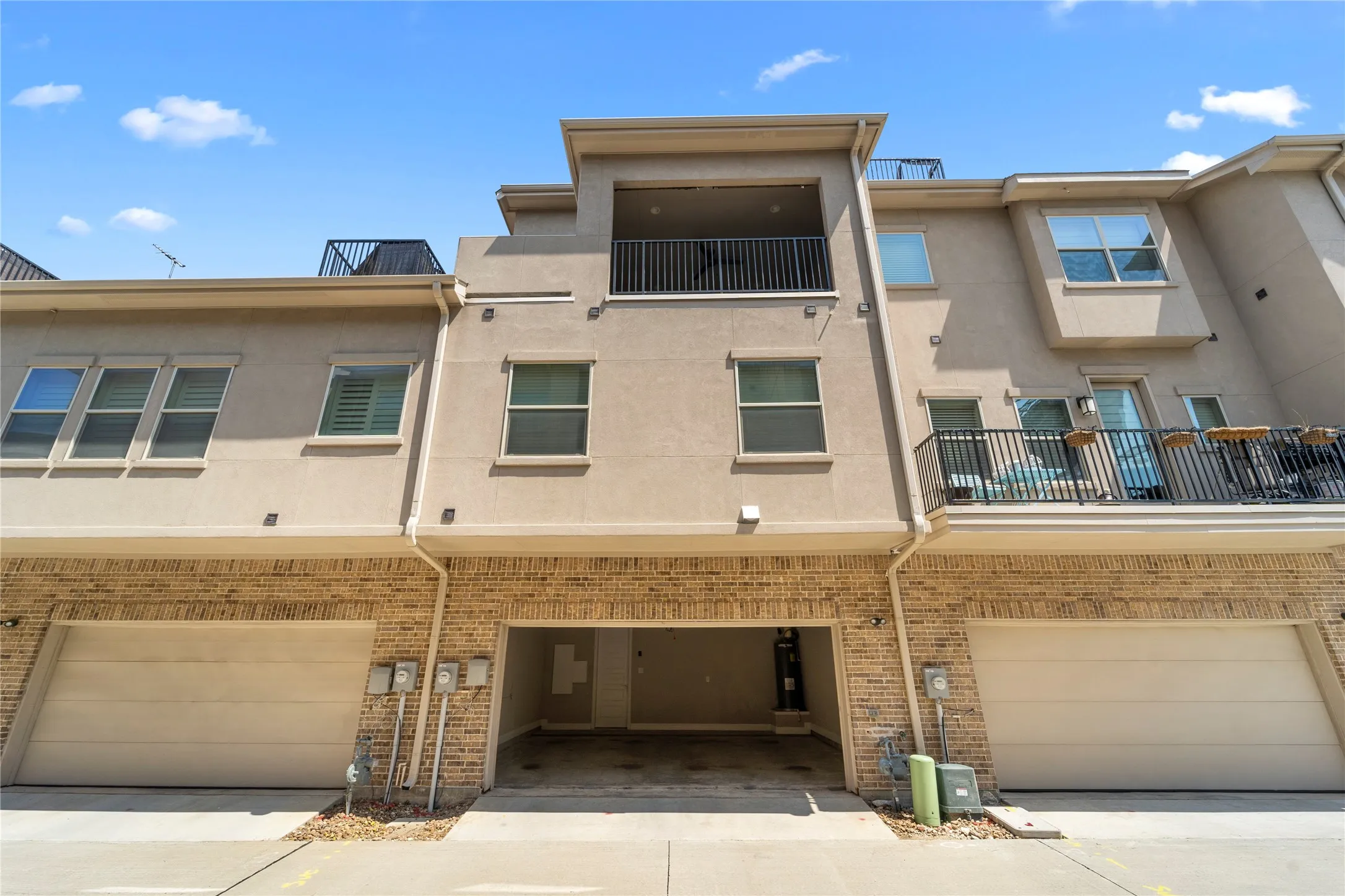 Townhouse For Rent in Denton County , 2952 Sheridan Drive, Carrollton, Texas 75010, 4 Bedroom, 4 Bathroom, 2 Garage spaces, 2,245 Sqft, built in 2018, mls#21339539, Real Estate Agent in Carrollton, Homes For Rent in Denton county, Homes For Rent in Carrollton, Realtor in Carrollton Texas, Real Estate Brokerage Independent Realty Texas, Luminita Cordes Realtor